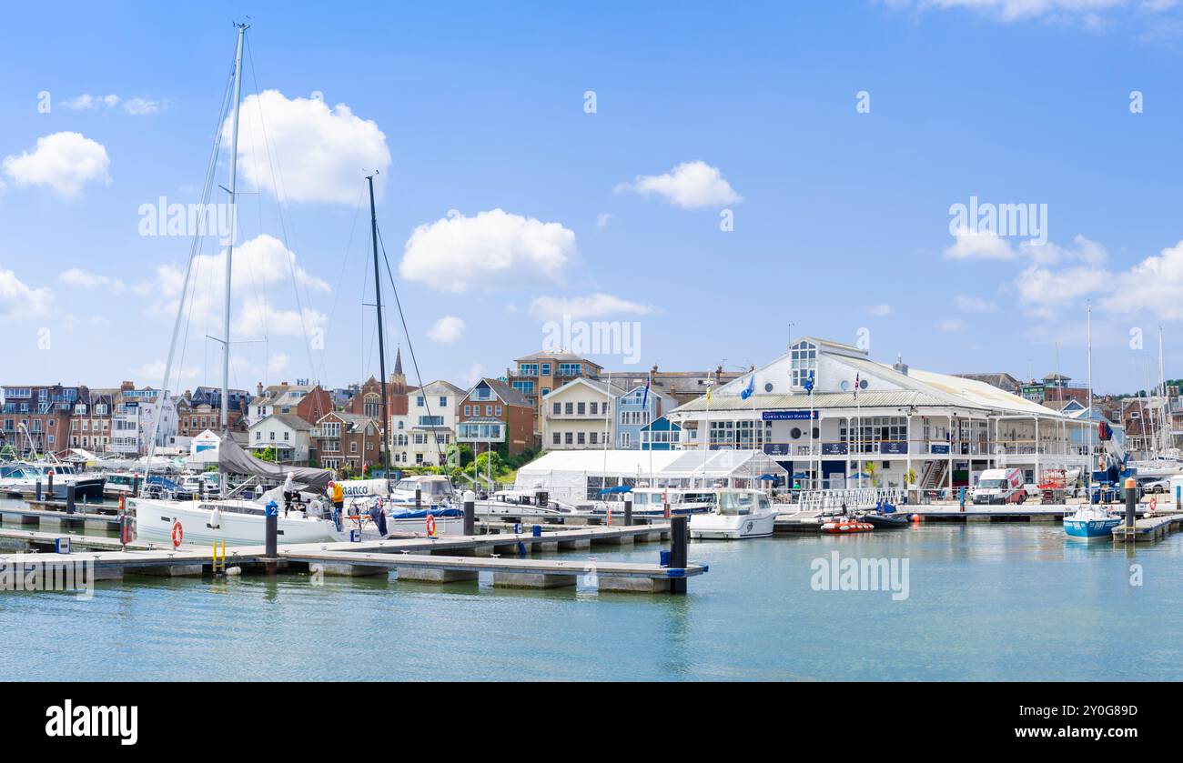 Isola di Wight Cowes - Cowes Isola di Wight Cowes Cowes Yacht Haven Marina Office e Pontoon View Bar Cowes Isola di Wight Inghilterra Regno Unito GB Europa Foto Stock