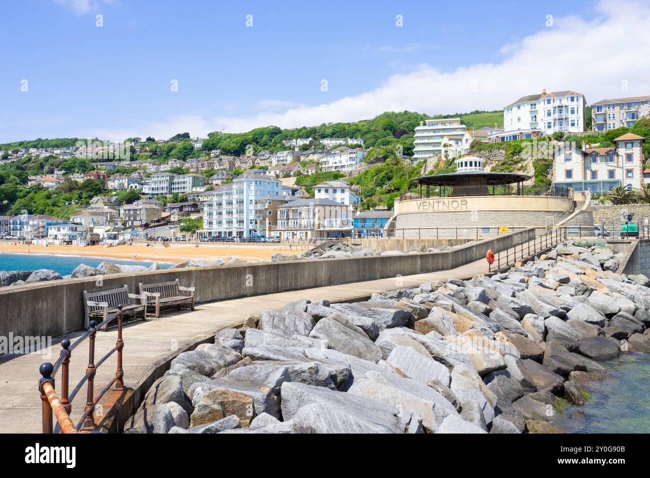 Isola di Wight Ventnor Bay Ventnor Esplanade Rotunda Bandstand con stazione di pompaggio dell'acqua meridionale sotto Ventnor Isola di Wight Inghilterra Regno Unito Europa Foto Stock