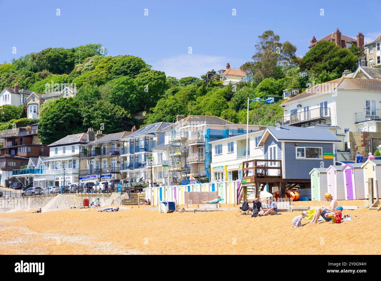 Isola di Wight Ventnor - Spiaggia di Ventnor e capanne sulla spiaggia con gente che prende il sole passeggiata Ventnor Esplanade Ventnor Isola di Wight Inghilterra Regno Unito Europa Foto Stock
