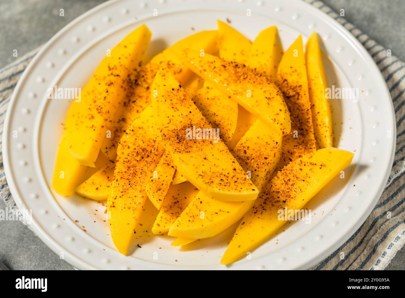 Mango messicano a fette sano con spezie di Tajin e peperoncino Foto Stock