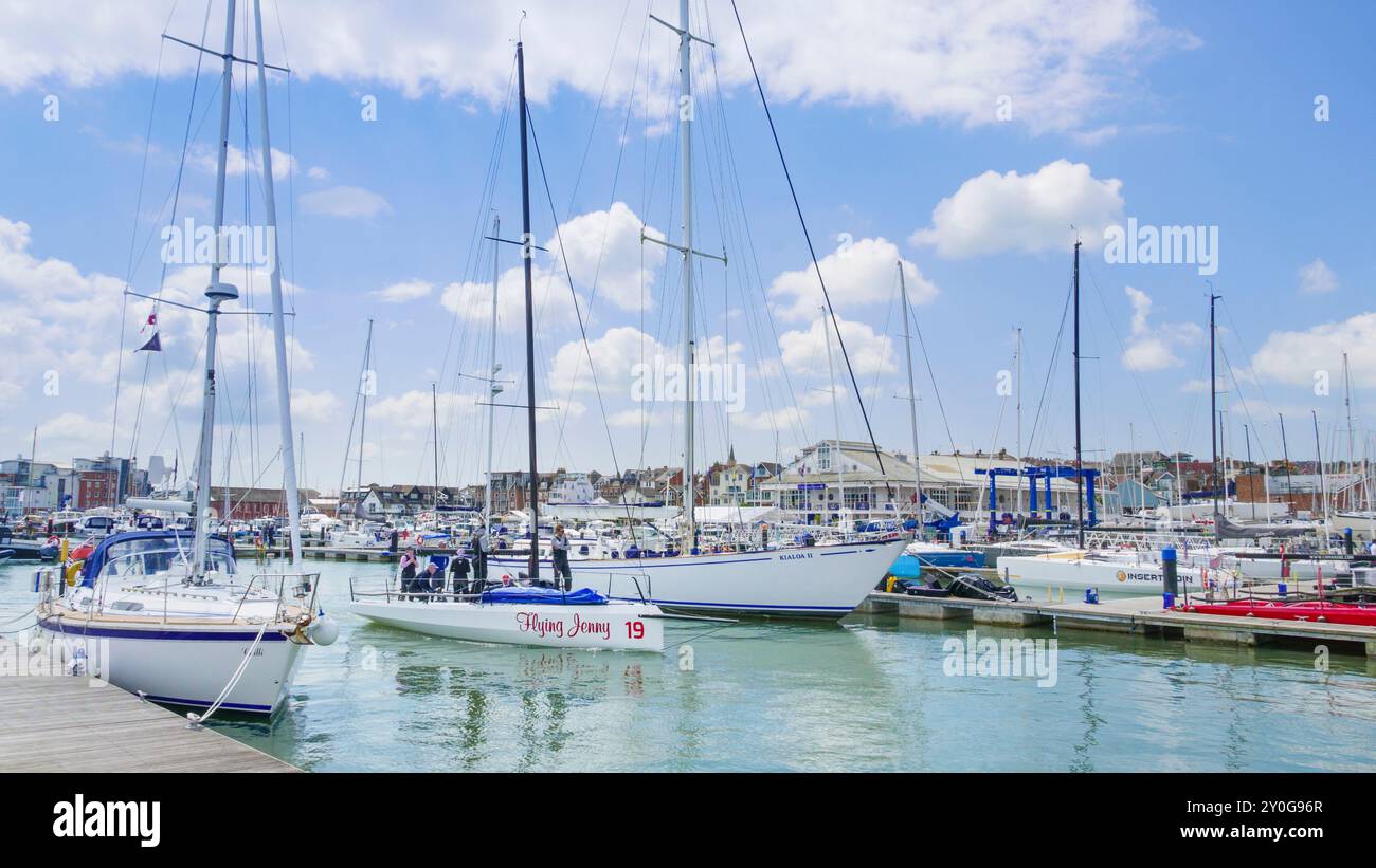 Isola di Wight Cowes - Cowes Isola di Wight Yachts ormeggiati a Cowes Yacht Haven Marina Cowes Isola di Wight Inghilterra Regno Unito GB Europa Foto Stock