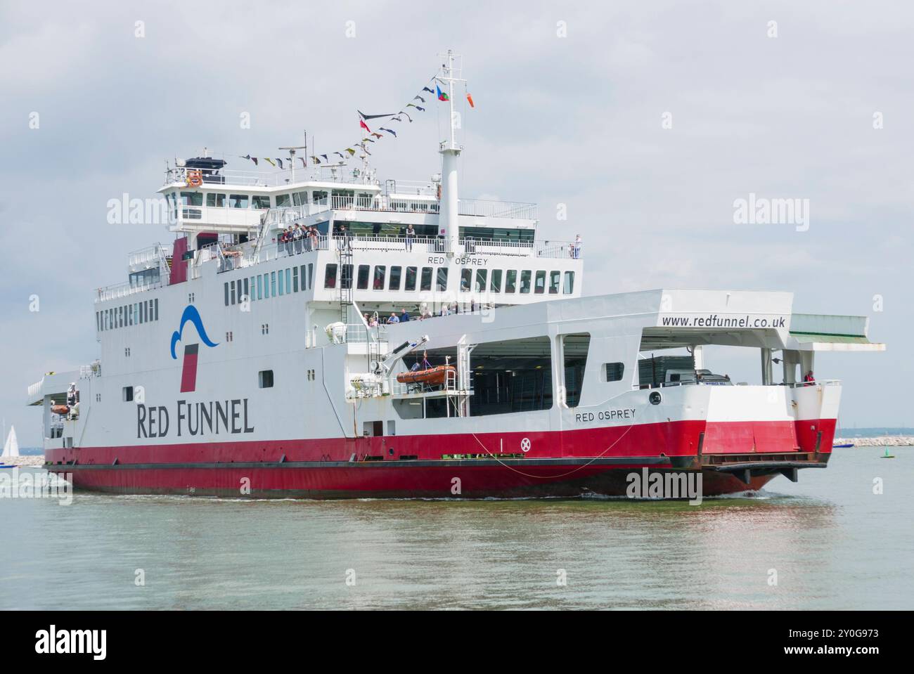 Traghetto Red Funnel in arrivo a Cowes Isola di Wight Inghilterra Regno Unito Europa Foto Stock