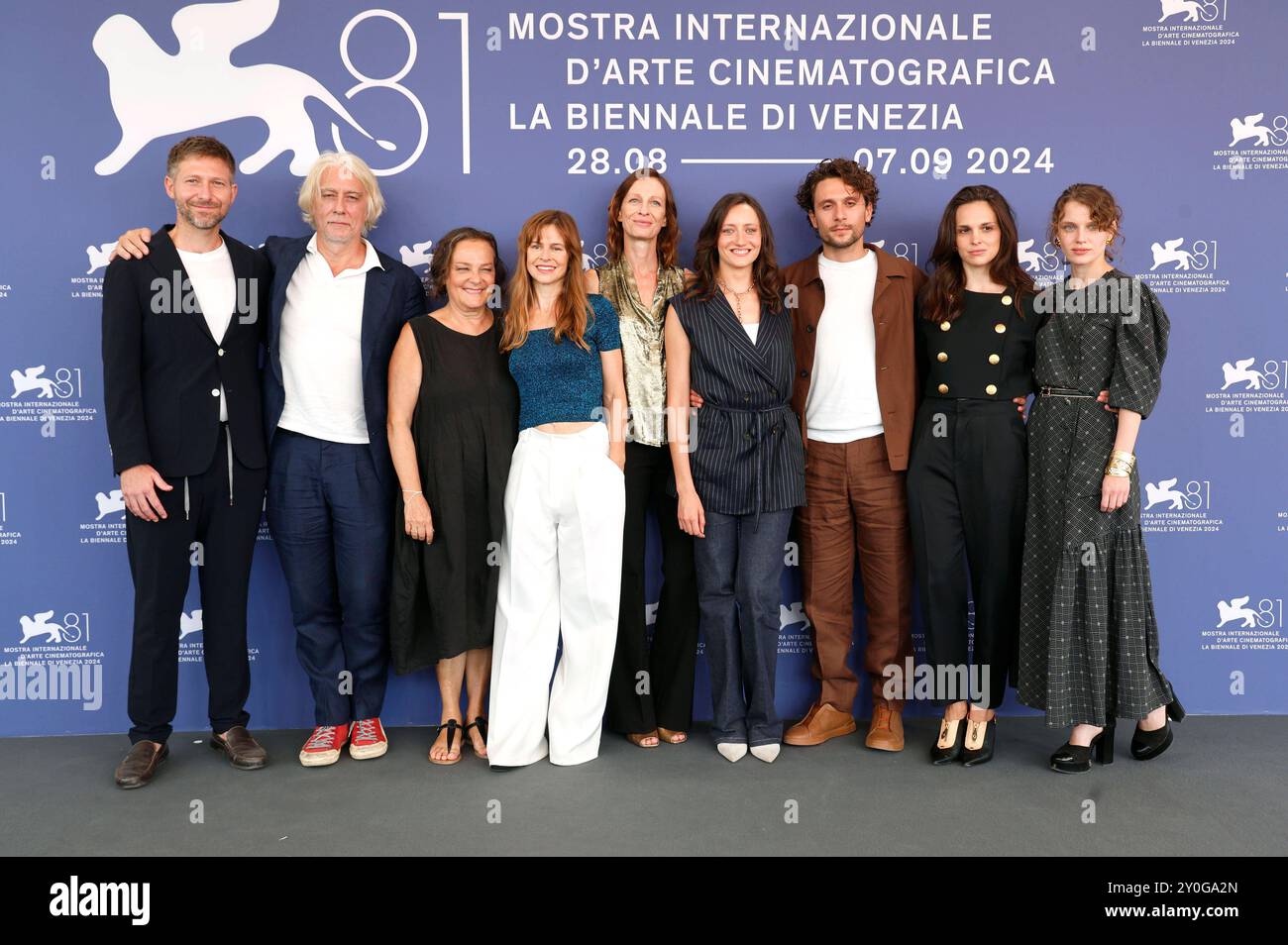Santiago Fondevila, Tommaso Ragno, Orietta Notari, Maura Delpero, Roberta Rovelli, Martina Scrinzi, Giuseppe De Domenico, Sara Serraiocco e Carlotta gamba beim Photocall zum Kinofilm Vermiglio auf der Biennale di Venezia 2024 / 81. Internationale Filmfestspiele von Venedig in Palazzo del Casinò. Venedig, 02.09.2024 *** Santiago Fondevila, Tommaso Ragno, Orietta Notari, Maura Delpero, Roberta Rovelli, Martina Scrinzi, Giuseppe De Domenico, Sara Serraiocco e Carlotta gamba alla call per il lungometraggio Vermiglio alla Biennale di Venezia 2024 81 Mostra Internazionale d'Arte cinematografica di Venezia al Foto Stock Santiago Fondevila, Tommaso Ragno, Orietta Notari, Maura Delpero, Roberta Rovelli, Martina Scrinzi, Giuseppe De Domenico, Sara Serraiocco e Carlotta gamba beim Photocall zum Kinofilm Vermiglio auf der Biennale di Venezia 2024 / 81. Internationale Filmfestspiele von Venedig in Palazzo del Casinò. Venedig, 02.09.2024 *** Santiago Fondevila, Tommaso Ragno, Orietta Notari, Maura Delpero, Roberta Rovelli, Martina Scrinzi, Giuseppe De Domenico, Sara Serraiocco e Carlotta gamba alla call per il lungometraggio Vermiglio alla Biennale di Venezia 2024 81 Mostra Internazionale d'Arte cinematografica di Venezia al Foto Stock