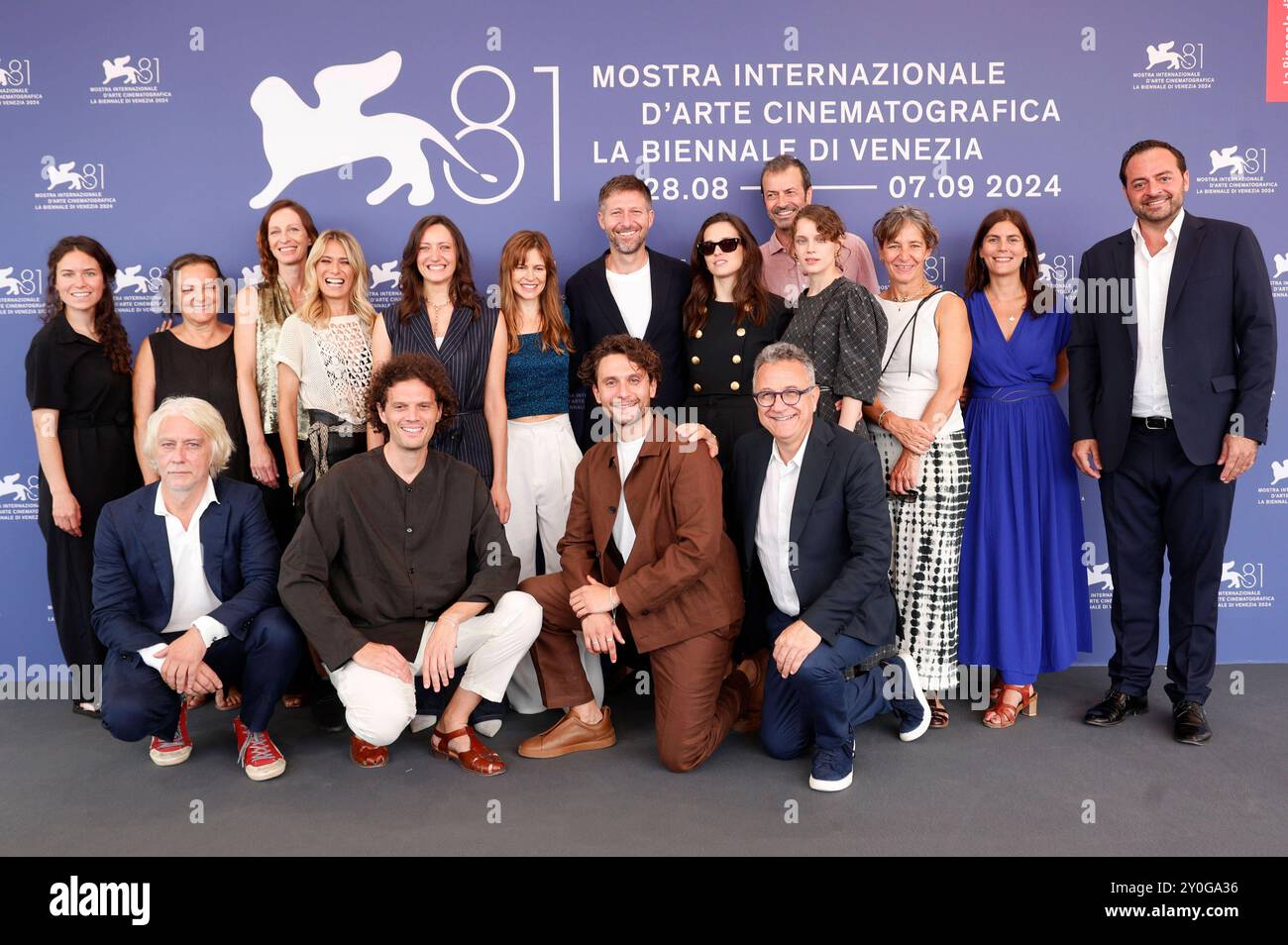 Martina Scrinzi, Orietta Notari, Roberta Rovelli, Francesca Andreoli, Maura Delpero, Santiago Fondevila, Sara Serraiocco, Carlotta gamba, Carole Baraton, Tatjana Kozar, Tommaso Ragno, Giuseppe De Domenico, Paolo del Brocco und Gäste beim Photocall zum Kinofilm Vermiglio auf der Biennale di Venezia 2024 / 81. Internationale Filmfestspiele von Venedig in Palazzo del Casinò. Venedig, 02.09.2024 *** Martina Scrinzi, Orietta Notari, Roberta Rovelli, Francesca Andreoli, Maura Delpero, Santiago Fondevila, Sara Serraiocco, Carlotta gamba, Carole Baraton, Tatjana Kozar, Tommaso Ragno, Giuseppe De Domen Foto Stock Martina Scrinzi, Orietta Notari, Roberta Rovelli, Francesca Andreoli, Maura Delpero, Santiago Fondevila, Sara Serraiocco, Carlotta gamba, Carole Baraton, Tatjana Kozar, Tommaso Ragno, Giuseppe De Domenico, Paolo del Brocco und Gäste beim Photocall zum Kinofilm Vermiglio auf der Biennale di Venezia 2024 / 81. Internationale Filmfestspiele von Venedig in Palazzo del Casinò. Venedig, 02.09.2024 *** Martina Scrinzi, Orietta Notari, Roberta Rovelli, Francesca Andreoli, Maura Delpero, Santiago Fondevila, Sara Serraiocco, Carlotta gamba, Carole Baraton, Tatjana Kozar, Tommaso Ragno, Giuseppe De Domen Foto Stock