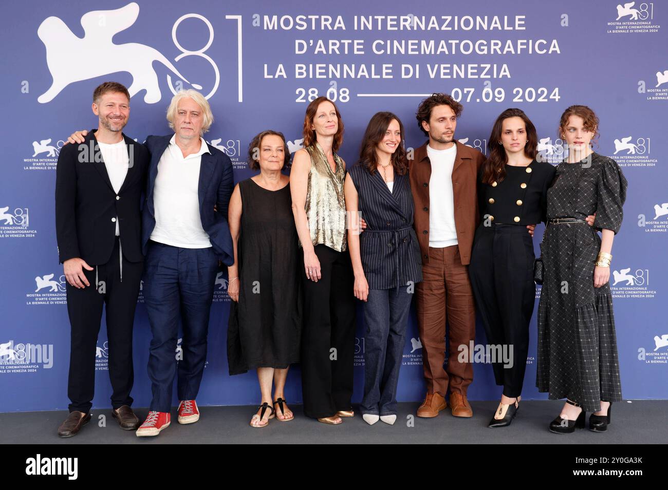 Santiago Fondevila, Tommaso Ragno, Orietta Notari, Maura Delpero, Roberta Rovelli, Martina Scrinzi, Giuseppe De Domenico, Sara Serraiocco e Carlotta gamba beim Photocall zum Kinofilm Vermiglio auf der Biennale di Venezia 2024 / 81. Internationale Filmfestspiele von Venedig in Palazzo del Casinò. Venedig, 02.09.2024 *** Santiago Fondevila, Tommaso Ragno, Orietta Notari, Maura Delpero, Roberta Rovelli, Martina Scrinzi, Giuseppe De Domenico, Sara Serraiocco e Carlotta gamba alla call per il lungometraggio Vermiglio alla Biennale di Venezia 2024 81 Mostra Internazionale d'Arte cinematografica di Venezia al Foto Stock Santiago Fondevila, Tommaso Ragno, Orietta Notari, Maura Delpero, Roberta Rovelli, Martina Scrinzi, Giuseppe De Domenico, Sara Serraiocco e Carlotta gamba beim Photocall zum Kinofilm Vermiglio auf der Biennale di Venezia 2024 / 81. Internationale Filmfestspiele von Venedig in Palazzo del Casinò. Venedig, 02.09.2024 *** Santiago Fondevila, Tommaso Ragno, Orietta Notari, Maura Delpero, Roberta Rovelli, Martina Scrinzi, Giuseppe De Domenico, Sara Serraiocco e Carlotta gamba alla call per il lungometraggio Vermiglio alla Biennale di Venezia 2024 81 Mostra Internazionale d'Arte cinematografica di Venezia al Foto Stock