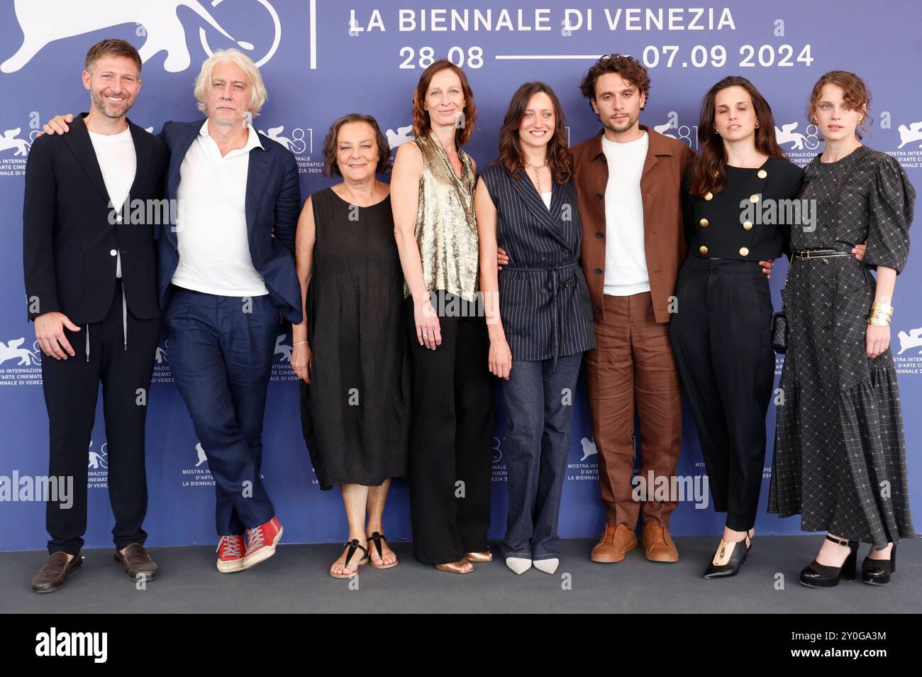 Santiago Fondevila, Tommaso Ragno, Orietta Notari, Maura Delpero, Roberta Rovelli, Martina Scrinzi, Giuseppe De Domenico, Sara Serraiocco e Carlotta gamba beim Photocall zum Kinofilm Vermiglio auf der Biennale di Venezia 2024 / 81. Internationale Filmfestspiele von Venedig in Palazzo del Casinò. Venedig, 02.09.2024 *** Santiago Fondevila, Tommaso Ragno, Orietta Notari, Maura Delpero, Roberta Rovelli, Martina Scrinzi, Giuseppe De Domenico, Sara Serraiocco e Carlotta gamba alla call per il lungometraggio Vermiglio alla Biennale di Venezia 2024 81 Mostra Internazionale d'Arte cinematografica di Venezia al Foto Stock Santiago Fondevila, Tommaso Ragno, Orietta Notari, Maura Delpero, Roberta Rovelli, Martina Scrinzi, Giuseppe De Domenico, Sara Serraiocco e Carlotta gamba beim Photocall zum Kinofilm Vermiglio auf der Biennale di Venezia 2024 / 81. Internationale Filmfestspiele von Venedig in Palazzo del Casinò. Venedig, 02.09.2024 *** Santiago Fondevila, Tommaso Ragno, Orietta Notari, Maura Delpero, Roberta Rovelli, Martina Scrinzi, Giuseppe De Domenico, Sara Serraiocco e Carlotta gamba alla call per il lungometraggio Vermiglio alla Biennale di Venezia 2024 81 Mostra Internazionale d'Arte cinematografica di Venezia al Foto Stock