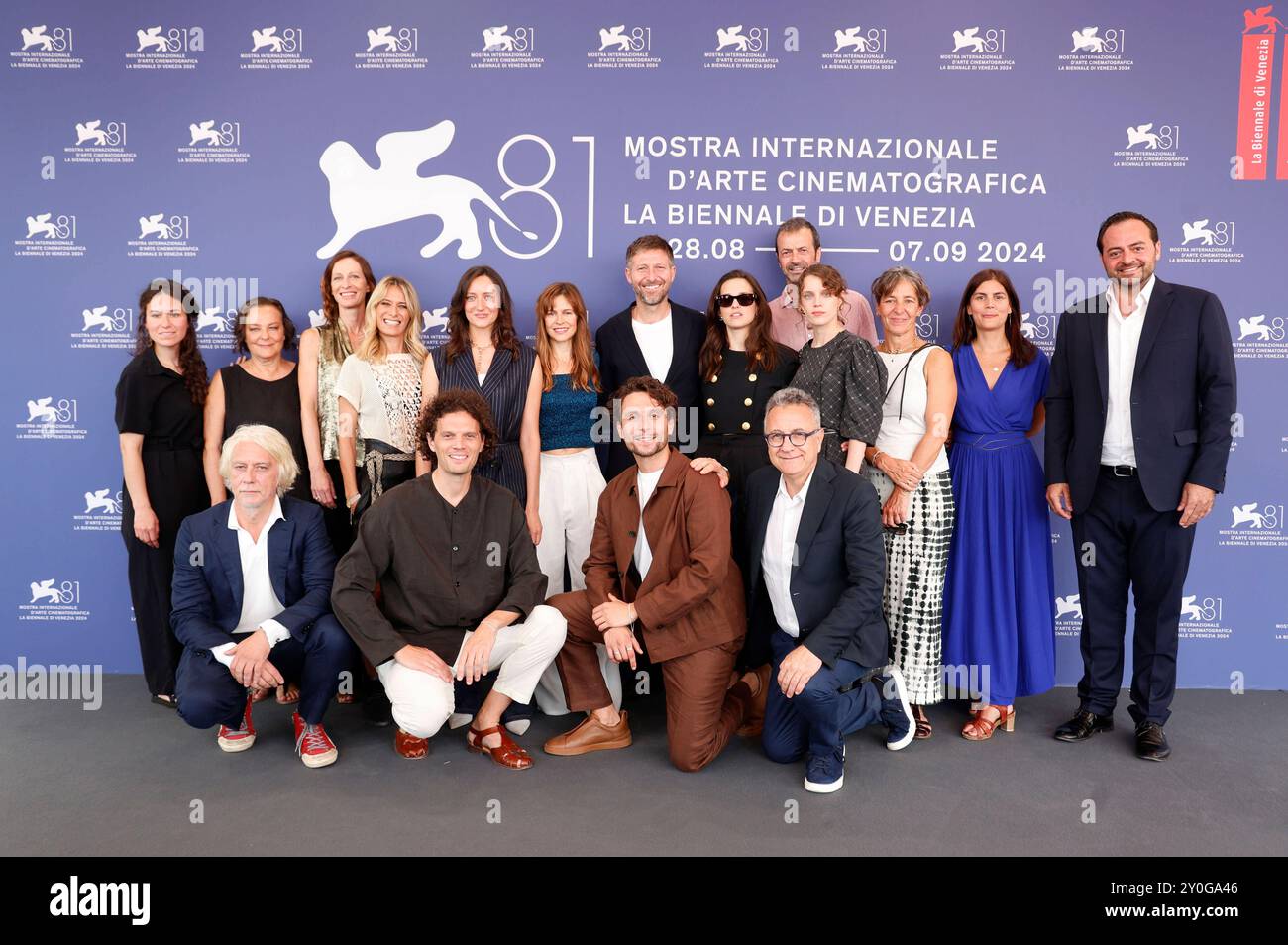 Martina Scrinzi, Orietta Notari, Roberta Rovelli, Francesca Andreoli, Maura Delpero, Santiago Fondevila, Sara Serraiocco, Carlotta gamba, Carole Baraton, Tatjana Kozar, Tommaso Ragno, Giuseppe De Domenico, Paolo del Brocco und Gäste beim Photocall zum Kinofilm Vermiglio auf der Biennale di Venezia 2024 / 81. Internationale Filmfestspiele von Venedig in Palazzo del Casinò. Venedig, 02.09.2024 *** Martina Scrinzi, Orietta Notari, Roberta Rovelli, Francesca Andreoli, Maura Delpero, Santiago Fondevila, Sara Serraiocco, Carlotta gamba, Carole Baraton, Tatjana Kozar, Tommaso Ragno, Giuseppe De Domen Foto Stock Martina Scrinzi, Orietta Notari, Roberta Rovelli, Francesca Andreoli, Maura Delpero, Santiago Fondevila, Sara Serraiocco, Carlotta gamba, Carole Baraton, Tatjana Kozar, Tommaso Ragno, Giuseppe De Domenico, Paolo del Brocco und Gäste beim Photocall zum Kinofilm Vermiglio auf der Biennale di Venezia 2024 / 81. Internationale Filmfestspiele von Venedig in Palazzo del Casinò. Venedig, 02.09.2024 *** Martina Scrinzi, Orietta Notari, Roberta Rovelli, Francesca Andreoli, Maura Delpero, Santiago Fondevila, Sara Serraiocco, Carlotta gamba, Carole Baraton, Tatjana Kozar, Tommaso Ragno, Giuseppe De Domen Foto Stock