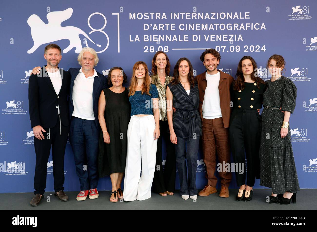Santiago Fondevila, Tommaso Ragno, Orietta Notari, Maura Delpero, Roberta Rovelli, Martina Scrinzi, Giuseppe De Domenico, Sara Serraiocco e Carlotta gamba beim Photocall zum Kinofilm Vermiglio auf der Biennale di Venezia 2024 / 81. Internationale Filmfestspiele von Venedig in Palazzo del Casinò. Venedig, 02.09.2024 *** Santiago Fondevila, Tommaso Ragno, Orietta Notari, Maura Delpero, Roberta Rovelli, Martina Scrinzi, Giuseppe De Domenico, Sara Serraiocco e Carlotta gamba alla call per il lungometraggio Vermiglio alla Biennale di Venezia 2024 81 Mostra Internazionale d'Arte cinematografica di Venezia al Foto Stock Santiago Fondevila, Tommaso Ragno, Orietta Notari, Maura Delpero, Roberta Rovelli, Martina Scrinzi, Giuseppe De Domenico, Sara Serraiocco e Carlotta gamba beim Photocall zum Kinofilm Vermiglio auf der Biennale di Venezia 2024 / 81. Internationale Filmfestspiele von Venedig in Palazzo del Casinò. Venedig, 02.09.2024 *** Santiago Fondevila, Tommaso Ragno, Orietta Notari, Maura Delpero, Roberta Rovelli, Martina Scrinzi, Giuseppe De Domenico, Sara Serraiocco e Carlotta gamba alla call per il lungometraggio Vermiglio alla Biennale di Venezia 2024 81 Mostra Internazionale d'Arte cinematografica di Venezia al Foto Stock