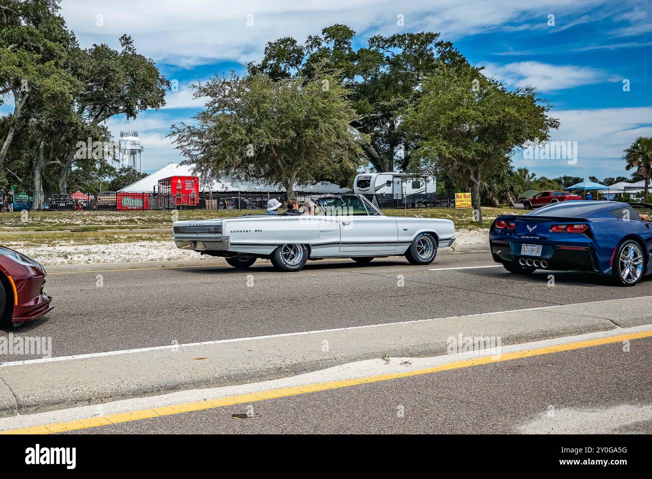 Gulfport, MS - 7 ottobre 2023: Vista grandangolare dell'angolo posteriore di una Dodge Coronet 500 Convertible 1967 in occasione di una fiera automobilistica locale. Foto Stock