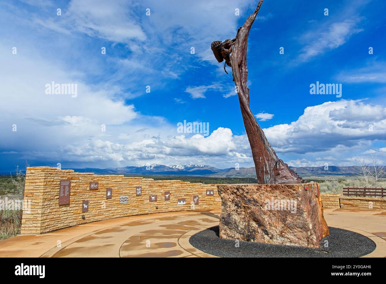 Plaza con Edward J. Fraughton scultura di Puebloan ancestrale arrampicata al Mesa Verde National Park Visitor and Research Center - Colorado, aprile 2024 Foto Stock