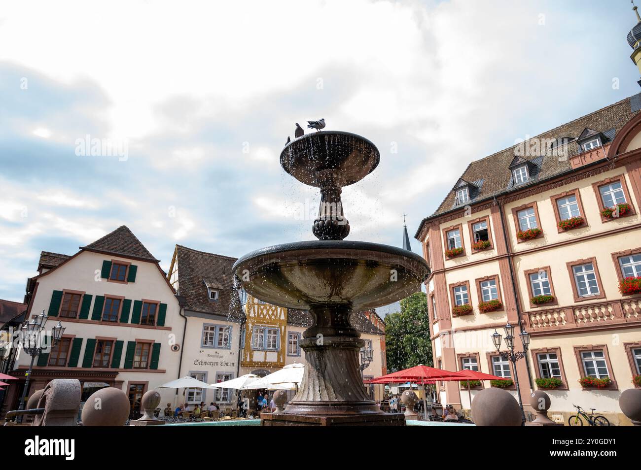 , Deutschland, Rheinland-Pfalz, Neustadt a.d. Weinstraße, Marktplatz, 02.09.2024, Detailaufnahme des Brunnens auf dem Marktplatz a Neustadt an der W Foto Stock