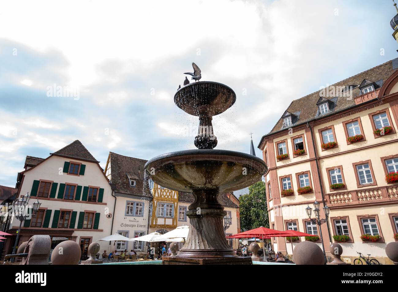 , Deutschland, Rheinland-Pfalz, Neustadt a.d. Weinstraße, Marktplatz, 02.09.2024, Detailaufnahme des Brunnens auf dem Marktplatz a Neustadt an der W Foto Stock