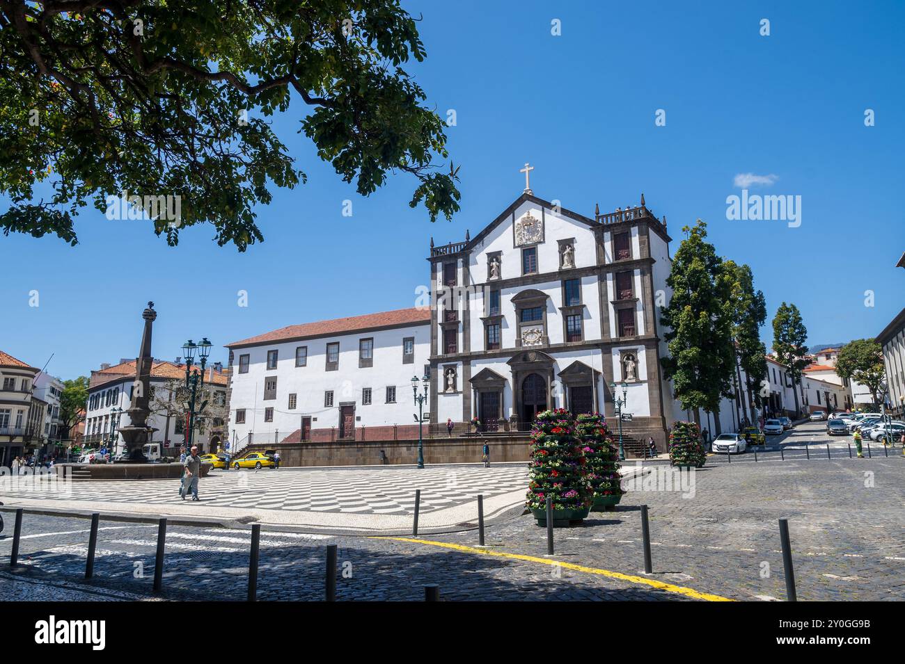 Il chuch di San Giovanni Evangelista in Piazza Municipale Funchal Madeira, l'area pedonale pavimentata con piastrelle Batistini scure e chiare in onda Foto Stock