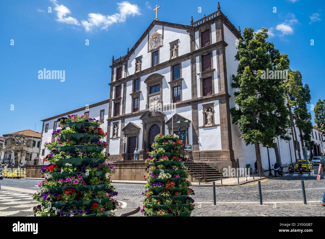 Il chuch di San Giovanni Evangelista in Piazza Municipale Funchal Madeira, l'area pedonale pavimentata con piastrelle Batistini scure e chiare in onda Foto Stock