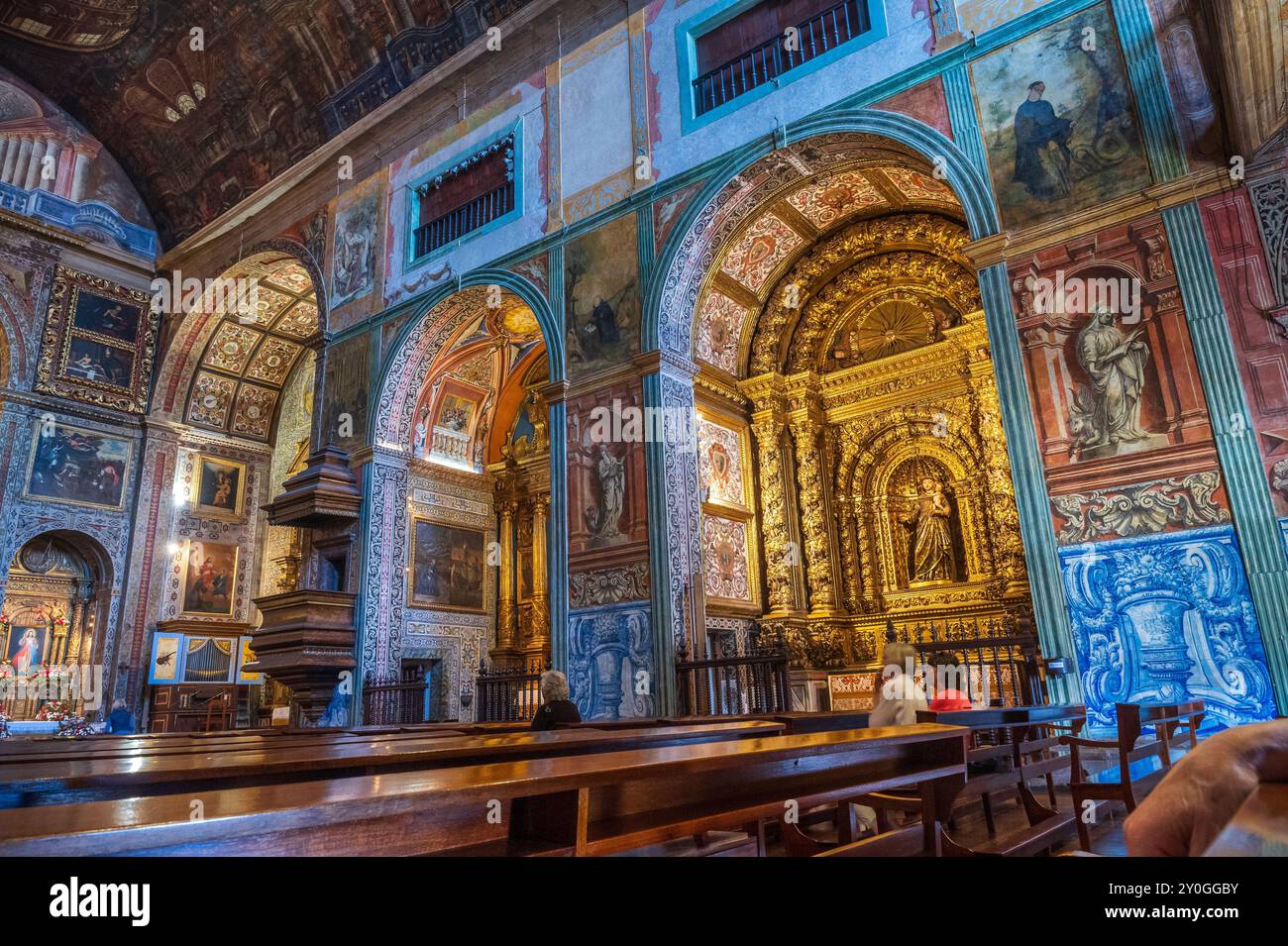 Vista interna del castello di San Giovanni Evangelista in Piazza Municipale Funchal Madeira, l'area pedonale lastricata di Batistin buio e chiaro Foto Stock