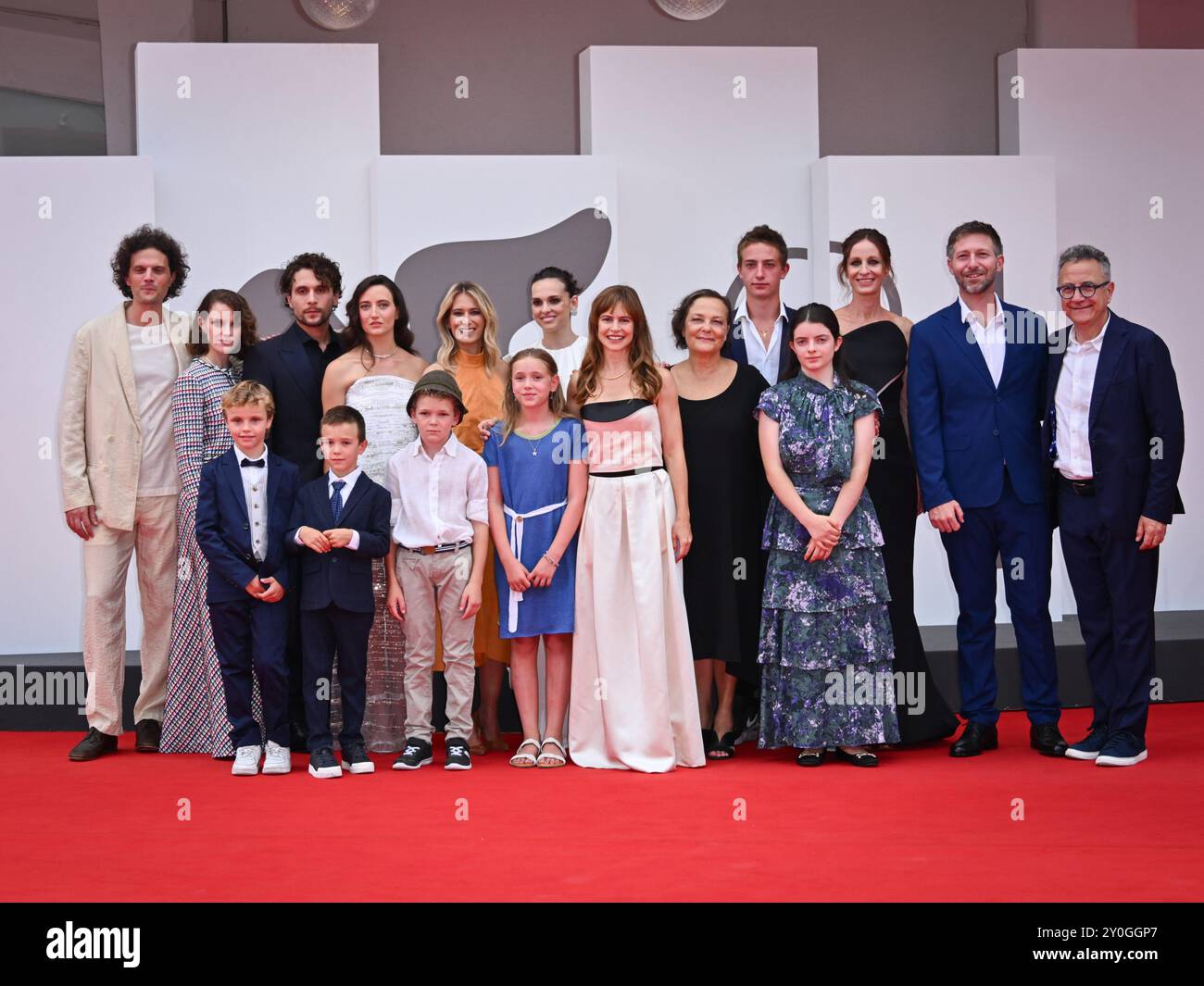 Venezia, 81 Mostra del Cinema di Venezia 2024 - giorno 6, tappeto rosso del film Vermiglio - nella foto: Paolo del Brocco, ospite (Middle LR) Leonardo Guerra Seràgnoli, Carlotta gamba, Giuseppe De Domenico, Martina Scrinzi, Francesca Andreoli, Sara Serraiocco, Maura Delporo, Orietta Notari, guest, Roberta Rovelli, Tomasso Ragno, Santiago Fondevila Sancet e ospiti Foto Stock Venezia, 81 Mostra del Cinema di Venezia 2024 - giorno 6, tappeto rosso del film Vermiglio - nella foto: Paolo del Brocco, ospite (Middle LR) Leonardo Guerra Seràgnoli, Carlotta gamba, Giuseppe De Domenico, Martina Scrinzi, Francesca Andreoli, Sara Serraiocco, Maura Delporo, Orietta Notari, guest, Roberta Rovelli, Tomasso Ragno, Santiago Fondevila Sancet e ospiti Foto Stock
