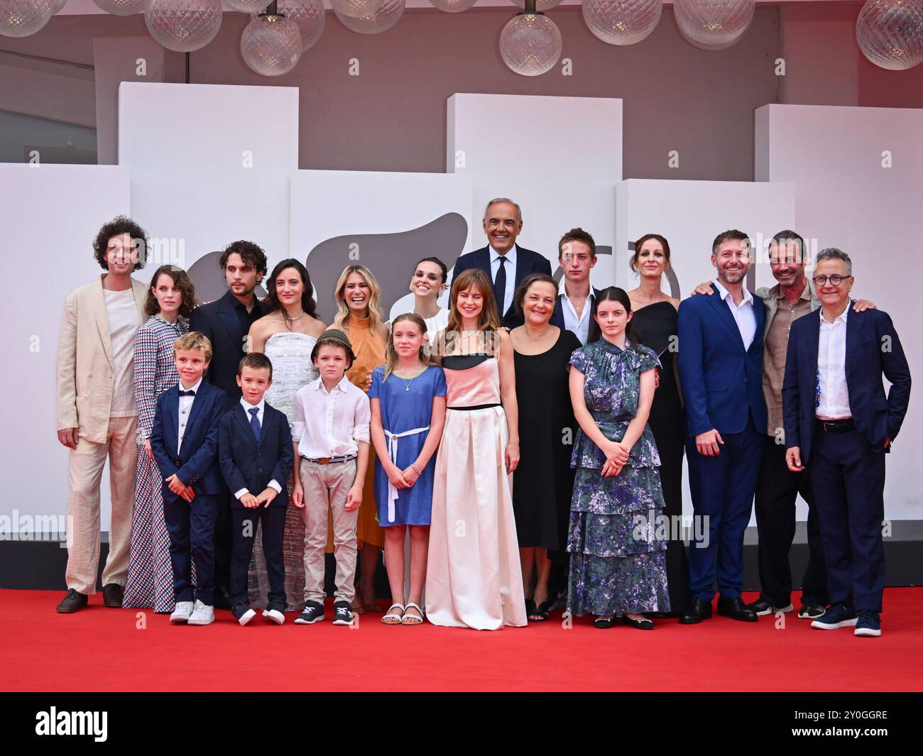 Venezia, 81 Mostra del Cinema di Venezia 2024 - giorno 6, tappeto rosso del film Vermiglio - nella foto: Paolo del Brocco, ospite (Middle LR) Leonardo Guerra Seràgnoli, Carlotta gamba, Giuseppe De Domenico, Martina Scrinzi, Francesca Andreoli, Sara Serraiocco, Maura Delporo, Orietta Notari, guest, Roberta Rovelli, Tomasso Ragno, Santiago Fondevila Sancet e ospiti Foto Stock Venezia, 81 Mostra del Cinema di Venezia 2024 - giorno 6, tappeto rosso del film Vermiglio - nella foto: Paolo del Brocco, ospite (Middle LR) Leonardo Guerra Seràgnoli, Carlotta gamba, Giuseppe De Domenico, Martina Scrinzi, Francesca Andreoli, Sara Serraiocco, Maura Delporo, Orietta Notari, guest, Roberta Rovelli, Tomasso Ragno, Santiago Fondevila Sancet e ospiti Foto Stock