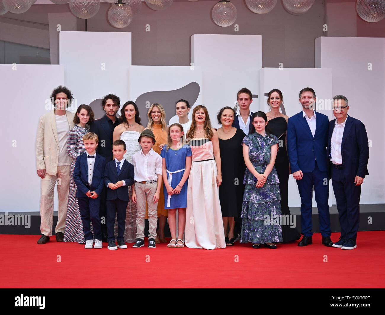 Venezia, 81 Mostra del Cinema di Venezia 2024 - giorno 6, tappeto rosso del film Vermiglio - nella foto: Paolo del Brocco, ospite (Middle LR) Leonardo Guerra Seràgnoli, Carlotta gamba, Giuseppe De Domenico, Martina Scrinzi, Francesca Andreoli, Sara Serraiocco, Maura Delporo, Orietta Notari, guest, Roberta Rovelli, Tomasso Ragno, Santiago Fondevila Sancet e ospiti Foto Stock Venezia, 81 Mostra del Cinema di Venezia 2024 - giorno 6, tappeto rosso del film Vermiglio - nella foto: Paolo del Brocco, ospite (Middle LR) Leonardo Guerra Seràgnoli, Carlotta gamba, Giuseppe De Domenico, Martina Scrinzi, Francesca Andreoli, Sara Serraiocco, Maura Delporo, Orietta Notari, guest, Roberta Rovelli, Tomasso Ragno, Santiago Fondevila Sancet e ospiti Foto Stock