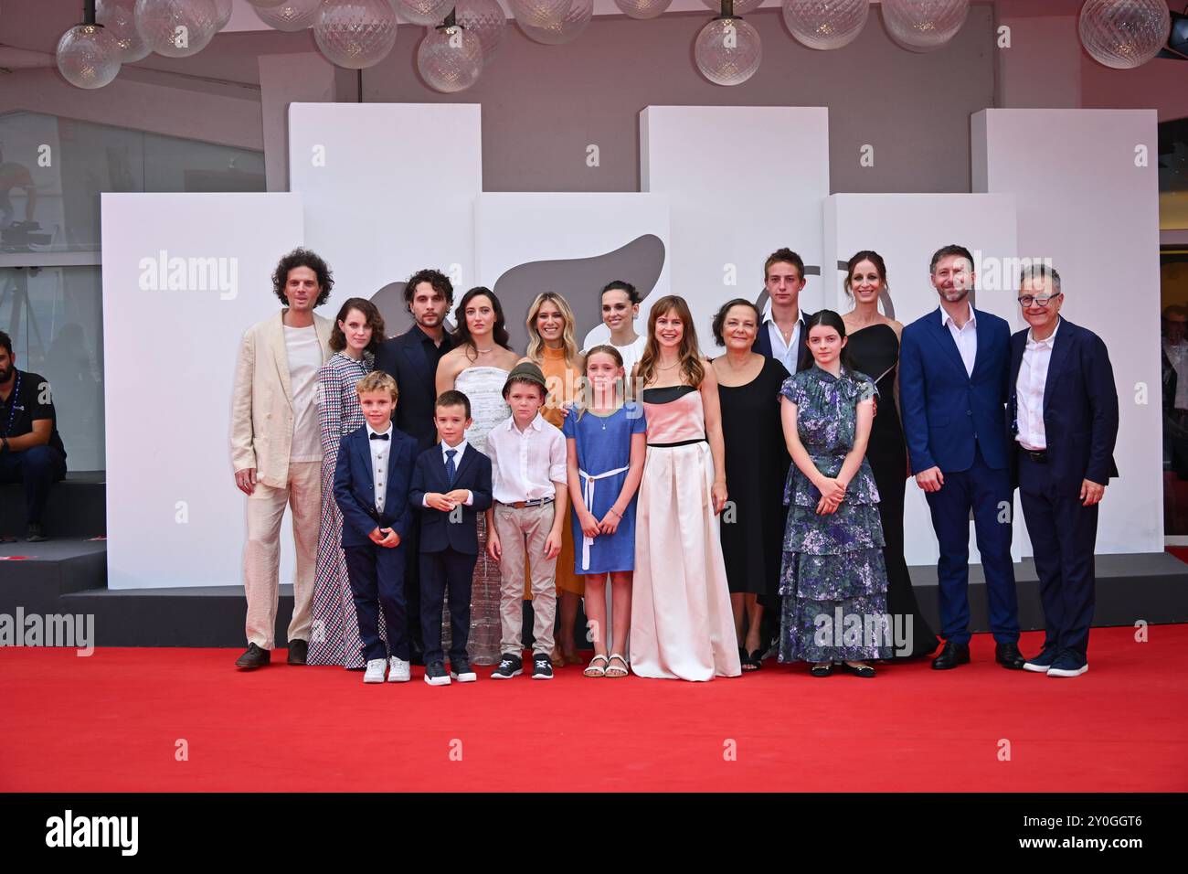 Venezia, 81 Mostra del Cinema di Venezia 2024 - giorno 6, tappeto rosso del film Vermiglio - nella foto: Paolo del Brocco, ospite (Middle LR) Leonardo Guerra Seràgnoli, Carlotta gamba, Giuseppe De Domenico, Martina Scrinzi, Francesca Andreoli, Sara Serraiocco, Maura Delporo, Orietta Notari, guest, Roberta Rovelli, Tomasso Ragno, Santiago Fondevila Sancet e ospiti Foto Stock Venezia, 81 Mostra del Cinema di Venezia 2024 - giorno 6, tappeto rosso del film Vermiglio - nella foto: Paolo del Brocco, ospite (Middle LR) Leonardo Guerra Seràgnoli, Carlotta gamba, Giuseppe De Domenico, Martina Scrinzi, Francesca Andreoli, Sara Serraiocco, Maura Delporo, Orietta Notari, guest, Roberta Rovelli, Tomasso Ragno, Santiago Fondevila Sancet e ospiti Foto Stock