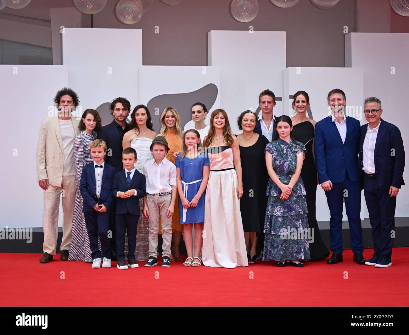 Venezia, 81 Mostra del Cinema di Venezia 2024 - giorno 6, tappeto rosso del film Vermiglio - nella foto: Paolo del Brocco, ospite (Middle LR) Leonardo Guerra Seràgnoli, Carlotta gamba, Giuseppe De Domenico, Martina Scrinzi, Francesca Andreoli, Sara Serraiocco, Maura Delporo, Orietta Notari, guest, Roberta Rovelli, Tomasso Ragno, Santiago Fondevila Sancet e ospiti Foto Stock Venezia, 81 Mostra del Cinema di Venezia 2024 - giorno 6, tappeto rosso del film Vermiglio - nella foto: Paolo del Brocco, ospite (Middle LR) Leonardo Guerra Seràgnoli, Carlotta gamba, Giuseppe De Domenico, Martina Scrinzi, Francesca Andreoli, Sara Serraiocco, Maura Delporo, Orietta Notari, guest, Roberta Rovelli, Tomasso Ragno, Santiago Fondevila Sancet e ospiti Foto Stock