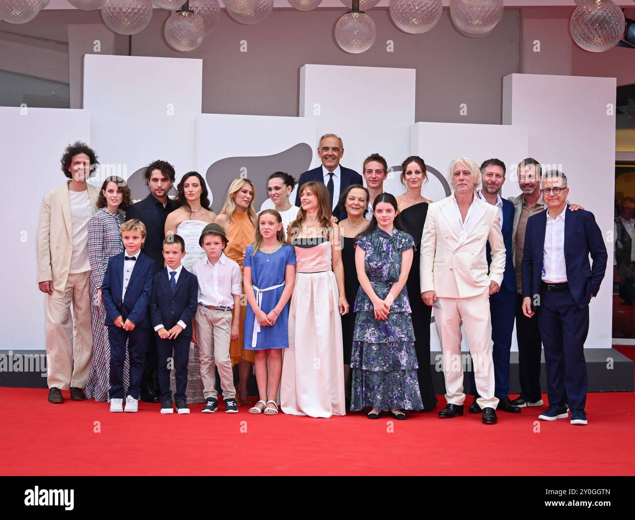 Venezia, 81 Mostra del Cinema di Venezia 2024 - giorno 6, tappeto rosso del film Vermiglio - nella foto: Paolo del Brocco, ospite (Middle LR) Leonardo Guerra Seràgnoli, Carlotta gamba, Giuseppe De Domenico, Martina Scrinzi, Francesca Andreoli, Sara Serraiocco, Maura Delporo, Orietta Notari, guest, Roberta Rovelli, Tomasso Ragno, Santiago Fondevila Sancet e ospiti Foto Stock Venezia, 81 Mostra del Cinema di Venezia 2024 - giorno 6, tappeto rosso del film Vermiglio - nella foto: Paolo del Brocco, ospite (Middle LR) Leonardo Guerra Seràgnoli, Carlotta gamba, Giuseppe De Domenico, Martina Scrinzi, Francesca Andreoli, Sara Serraiocco, Maura Delporo, Orietta Notari, guest, Roberta Rovelli, Tomasso Ragno, Santiago Fondevila Sancet e ospiti Foto Stock