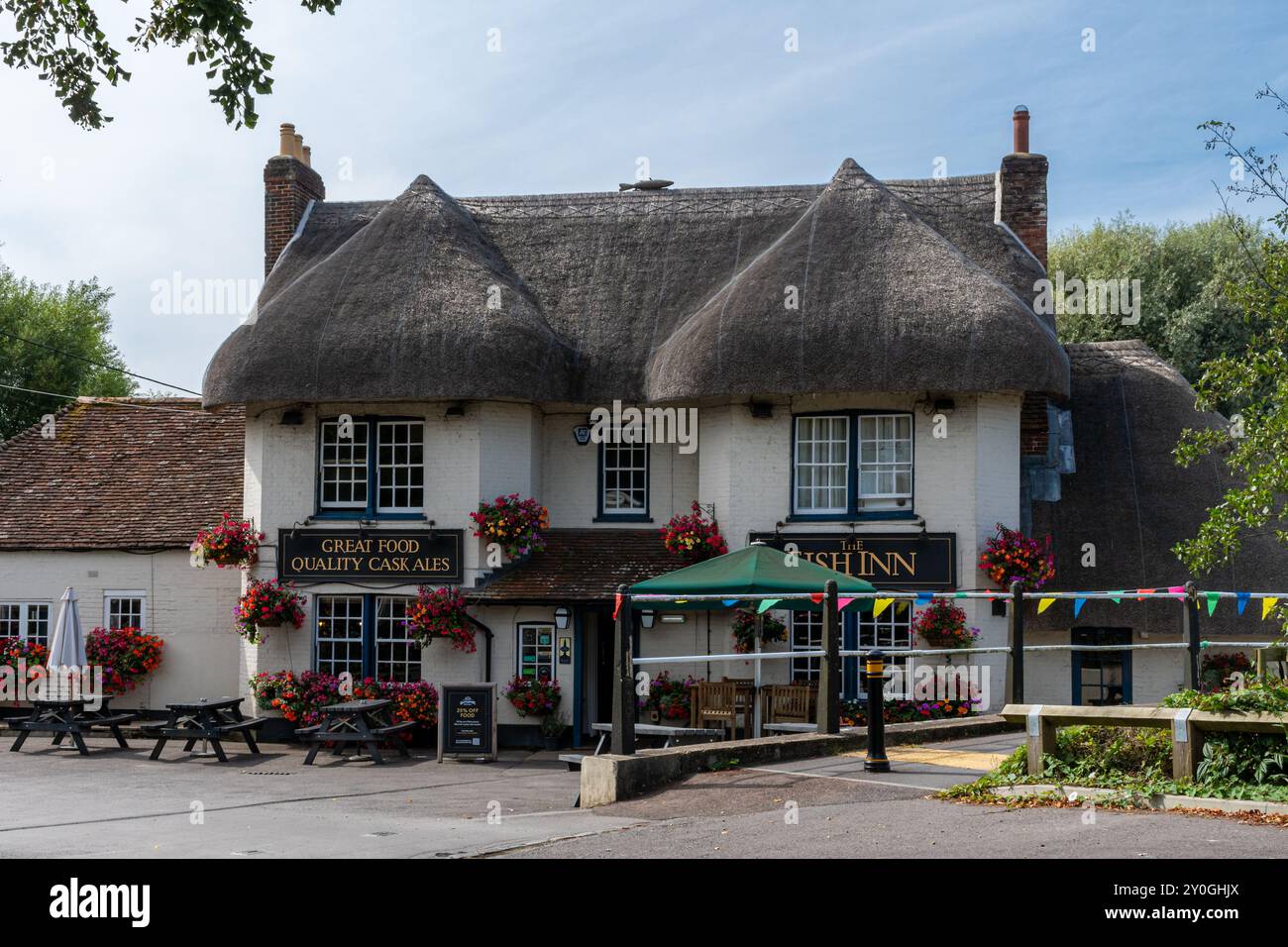 The Fish Inn, un attraente pub sul fiume a Ringwood, Hampshire, Inghilterra, Regno Unito Foto Stock
