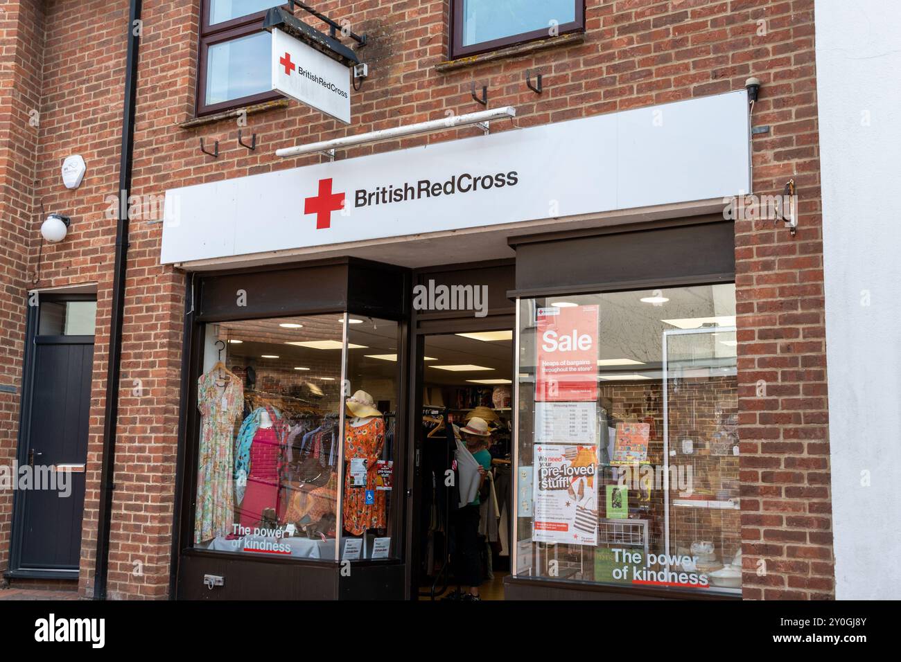 Negozio di beneficenza della Croce Rossa Britannica nell'Hampshire, Inghilterra, Regno Unito Foto Stock