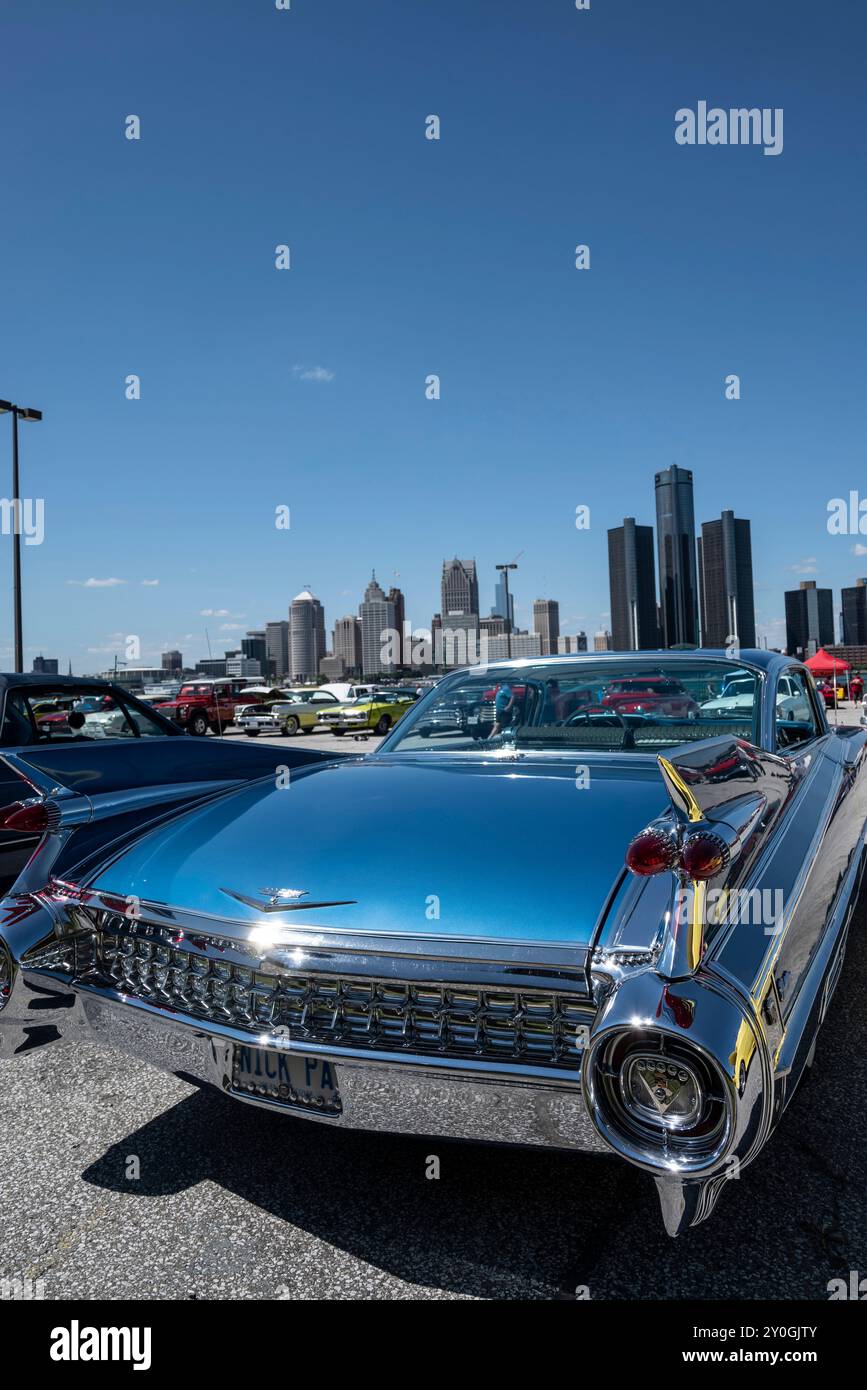 Una Cadillac classica trasuda una miscela di lusso e raffinatezza, con il suo design distintivo, gli interni sontuosi e prestazioni fluide e potenti Foto Stock