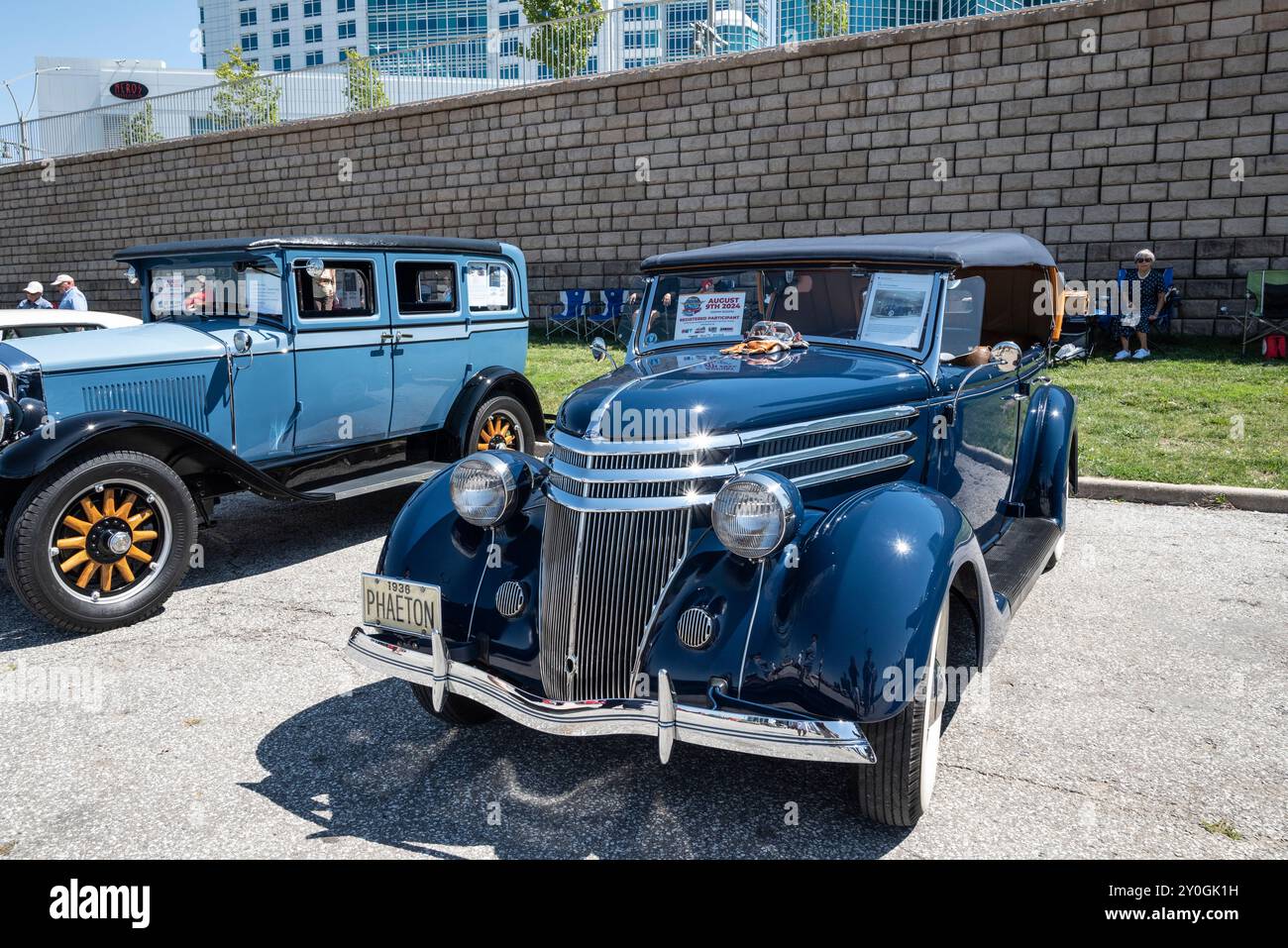 La Ford Phaeton del 1936, con le sue linee aggraziate e il design open-top, esemplifica la raffinatezza e il fascino dell'eleganza automobilistica americana prebellica. Foto Stock