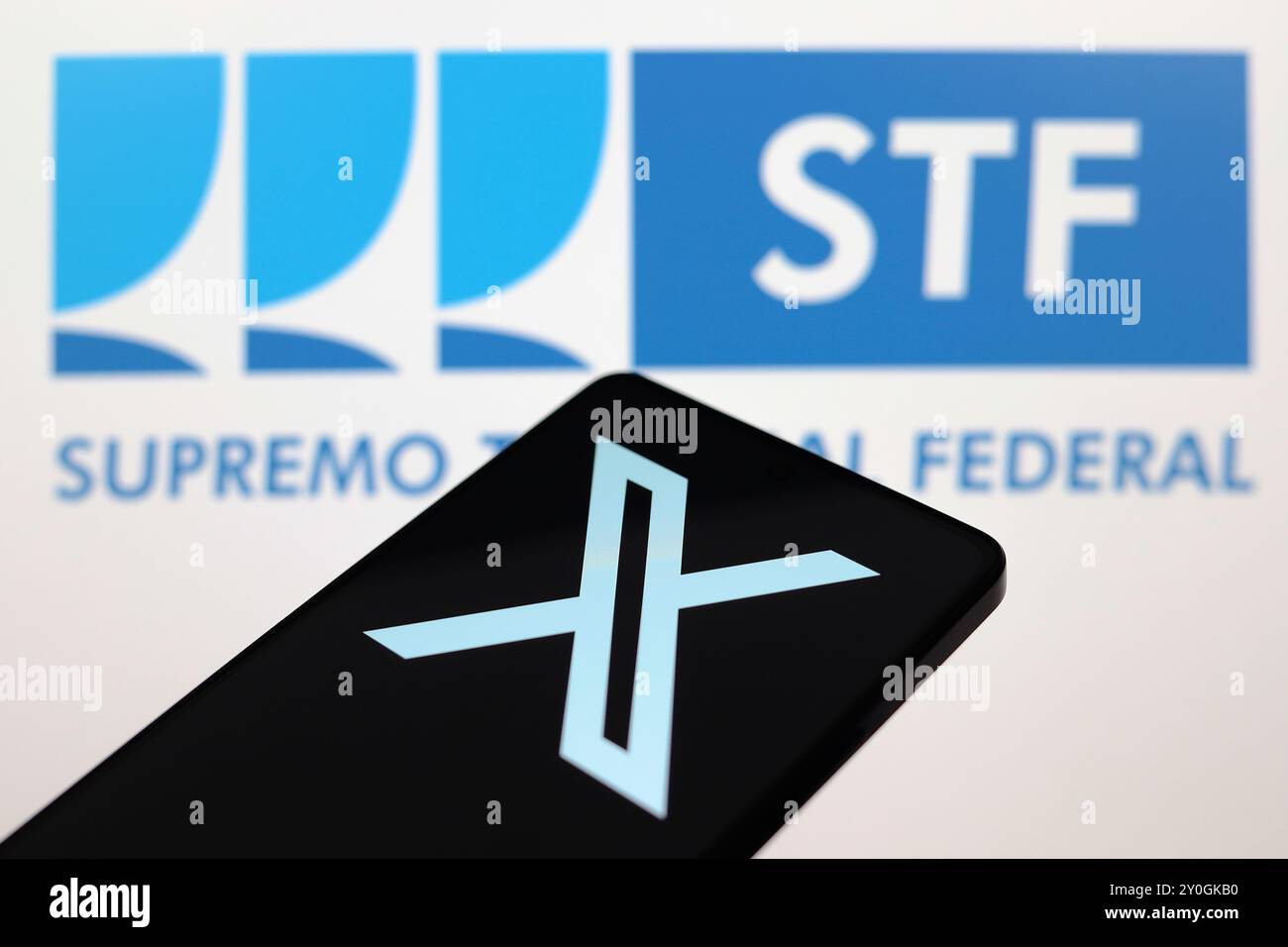 Paraguay. 2 settembre 2024. In questa immagine, il logo X (Twitter) viene visualizzato sullo schermo di uno smartphone e il logo STF sullo sfondo . Il social network di Elon Musk è stato sospeso in Brasile dalla Corte Suprema Federale (STF), dopo non aver rispettato gli ordini del ministro Alexandre de Moraes di bloccare i conti di coloro che sono oggetto di indagine dal sistema giudiziario brasiliano Credit: SOPA Images Limited/Alamy Live News Foto Stock