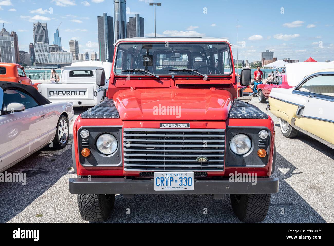 La Land Rover Defender è famosa per le sue robuste capacità fuoristrada e il design senza tempo, che incarnano un mix di durata e stile pe pronto all'avventura Foto Stock