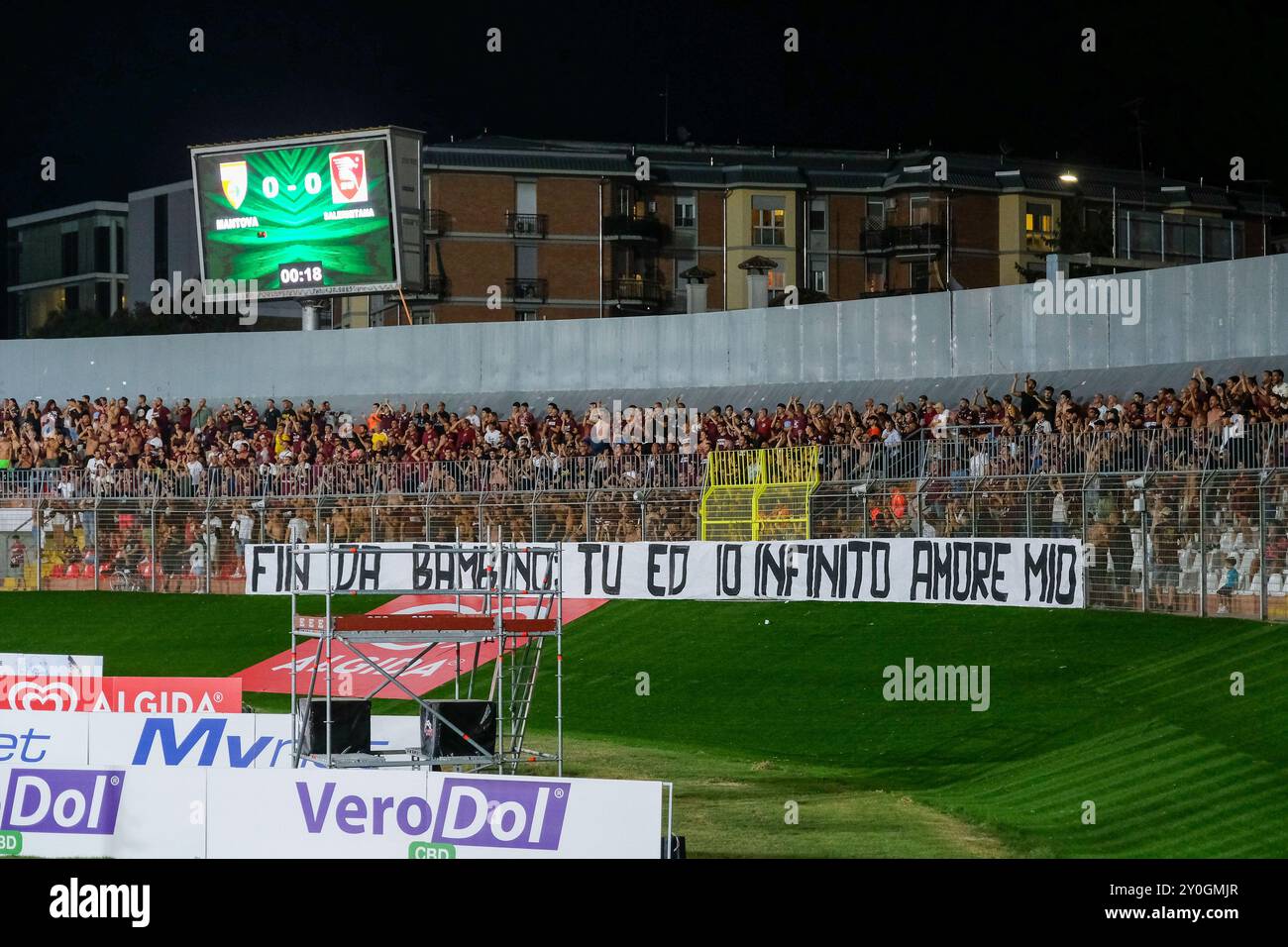 Mantova, Italia. 1 settembre 2024. Tifosi della US Salernitana 1919 durante la partita di campionato italiano di calcio di serie B tra il Mantova calcio 1911 e la US Salernitana 1919 allo stadio Danilo Martelli il 1 settembre 2024, Mantova, Italia. Crediti: Roberto Tommasini/Alamy Live News Foto Stock