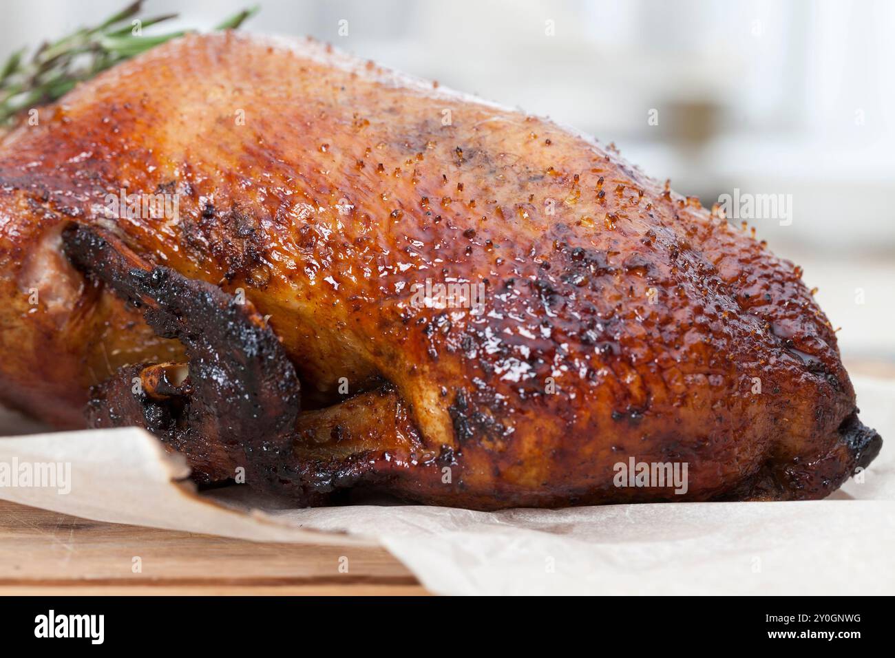una carcassa intera di anatra stufata in forno , un primo piano di carne di anatra cotta sulla tavola Foto Stock