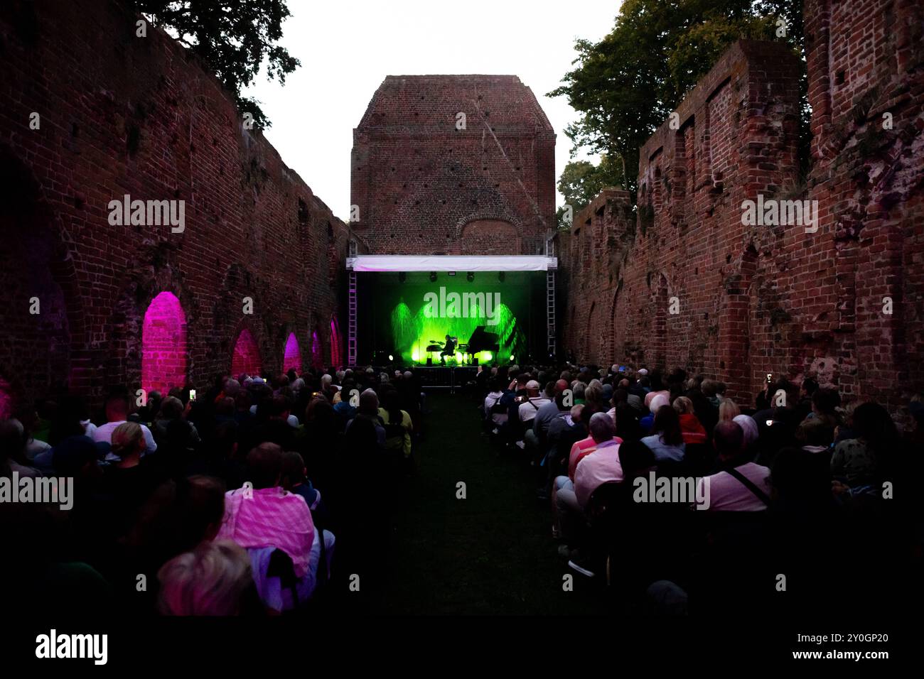 Martin Kohlstadt während des Konzerts zum 250. Geburtstag von Greifswald berühmtem Sohn, Caspar David Friedrich, in der Klosterruine Eldena. Der Ausnahmekünstler aus Thüringen sorgte mit seinem DJ-set für Begeisterung im Publikum. GER, Klosterruine Eldena, Konzert, Martin Kohlstedt, CDF Jubiläum, 250 Jahre, Caspar David Friedrich, Kunst, Kultur, Musik *** Martin Kohlstadt durante il concerto per celebrare il 250 ° compleanno del famoso figlio di Greifswalds, Caspar David Friedrich, nelle rovine del monastero di Eldena l'artista eccezionale della Turingia ha deliziato il pubblico con il suo DJ set GER, monastero di Eldena Foto Stock