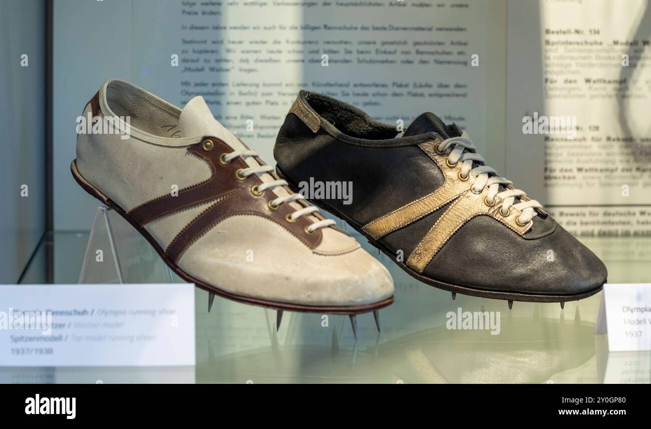 Bilderserie 02.09.2024 Exponate der Sonderausstellung im Stadtmuseum Herzogenauarch zur 100 jährigen Gründung der Schuhfabrik Gebrüder Dassler in Herzogenaurach am 1. Juli 1924, der gemeinsame Schuhfabrik von Adolf und Rudolf Dassler, Die späteren GR Olympia-Rennschuh, Model Waitzer, 1937/1938 Herzogenaurach Bayern Deutschland *** serie di immagini 02 09 2024 mostre della mostra speciale nel Museo della città di Herzogenauarch in occasione del 100° anniversario della fondazione della fabbrica di scarpe di Gebrüder Dassler a Herzogenaurach il 1 luglio 1924, la fabbrica di scarpe di Adolf Rudolf e la fabbrica congiunta di Rudolf Foto Stock