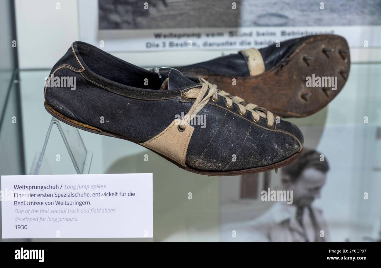 Bilderserie 02.09.2024 Exponate der Sonderausstellung im Stadtmuseum Herzogenauarch zur 100 jährigen Gründung der Schuhfabrik Gebrüder Dassler in Herzogenaurach am 1. Juli 1924, der gemeinsame Schuhfabrik von Adolf und Rudolf Dassler, Die späteren GR Weitsprungschuh 1930 Herzogenaurach Bayern Deutschland *** serie di immagini 02 09 2024 mostre della mostra speciale nel Museo della città di Herzogenauarch nel 100° anniversario della fondazione della fabbrica di scarpe Dassler Brothers a Herzogenaurach il 1 luglio 1924, la fabbrica comune di scarpe di Adolf e Rudscholf Weitler, il più tardi Dassler Gr Foto Stock