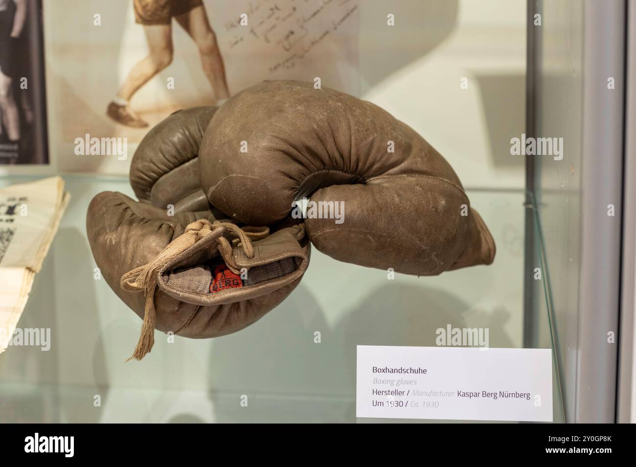 Bilderserie 02.09.2024 Exponate der Sonderausstellung im Stadtmuseum Herzogenauarch zur 100 jährigen Gründung der Schuhfabrik Gebrüder Dassler in Herzogenaurach am 1. Juli 1924, der gemeinsame Schuhfabrik von Adolf und Rudolf Dassler, Die späteren GR Sportartikel, Boxhandschuhe der firma Berg aus Nürnberg Herzogenaurach Bayern Deutschland *** serie di immagini 02 09 2024 mostre della mostra speciale nel Museo della città di Herzogenauarch in occasione del 100° anniversario della fondazione della fabbrica di scarpe Gebrüder Dassler a Herzogenaurach il 1 luglio 1924, la fabbrica di scarpe di Adolf Foto Stock