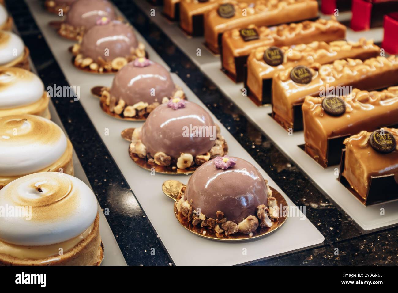 Vienna, Austria - 6 agosto 2024: Primo piano di dessert presso il famoso Café Central di Vienna Foto Stock