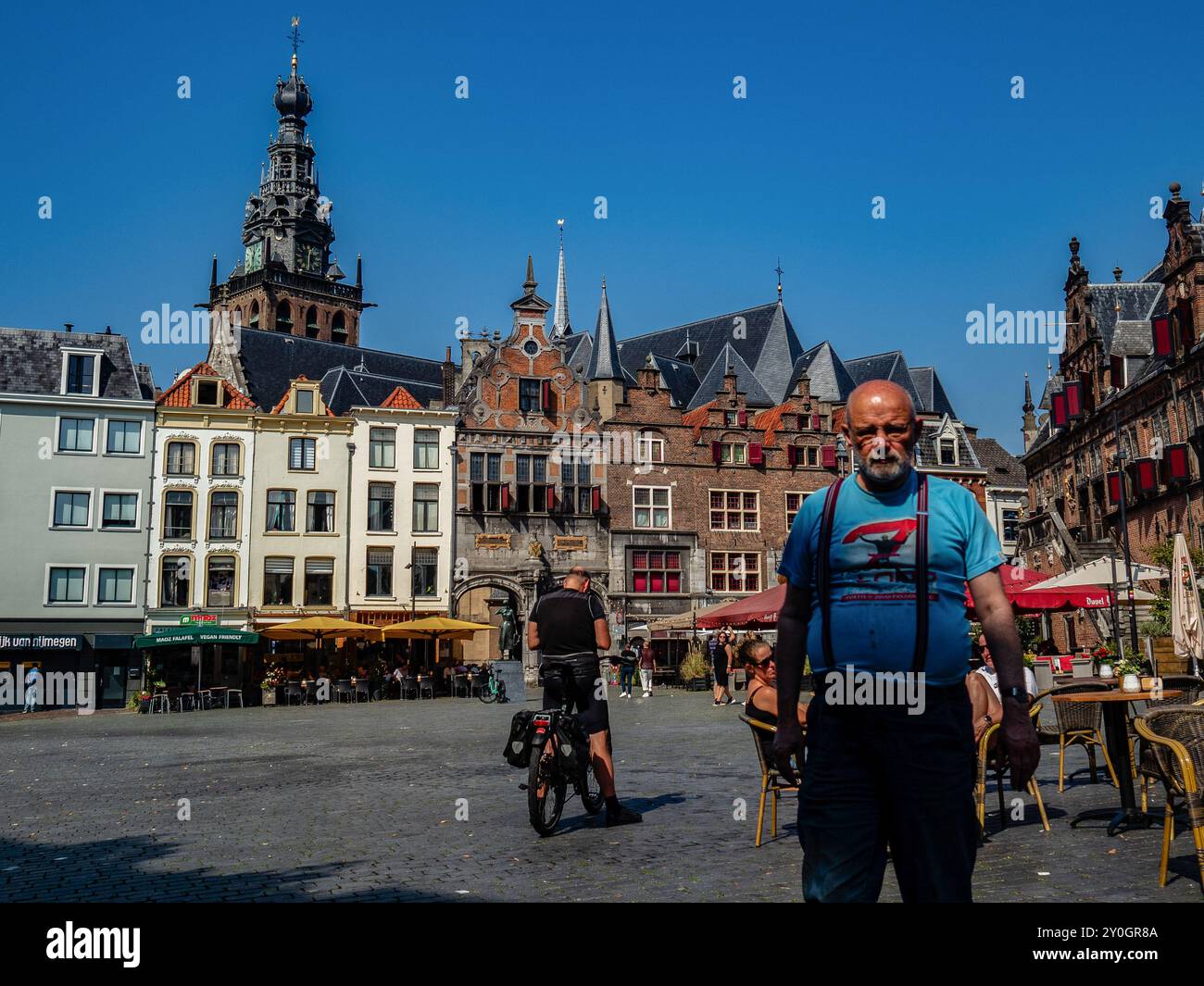 Nijmegen, Paesi Bassi. 1 settembre 2024. Un uomo si vede fare una passeggiata in una giornata molto soleggiata. Questa domenica è stata la più calda mai registrata nel paese. Il sabato anche le temperature sono salite a 30 gradi in molti luoghi. La gente ha colto l'occasione per praticare sport all'aperto e visitare la campagna in questi ultimi giorni estivi. L'anno scorso ci sono stati sette tiepidi e un record freddo; il quadro è stato simile nel 2022 e nel 2021. Nel 2020, non c'erano record di freddo, ma meno di 14 per temperature record-alte. (Foto di Ana Fernandez/SOPA Images/Sipa USA) credito: SIPA USA/Alamy Live News Foto Stock