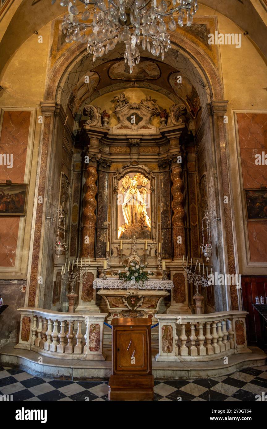 Ajaccio, Francia - 8 agosto 2024: Interno della cattedrale di Santa Maria Assunta ad Ajaccio, Corsica. Foto Stock
