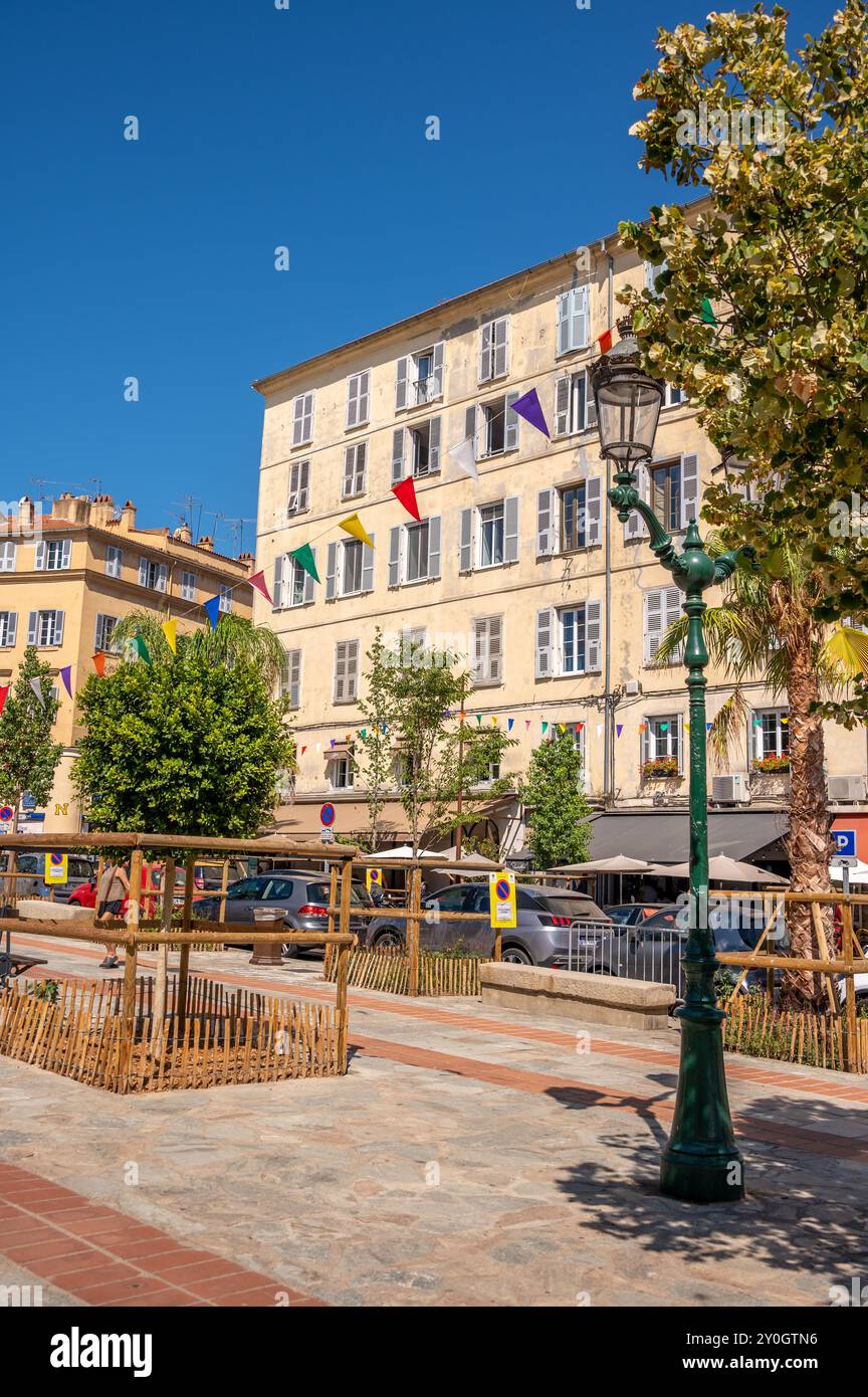 Ajaccio, Francia - 8 agosto 2024: Strade trafficate nelle zone turistiche di Ajaccio, Corsica. Foto Stock