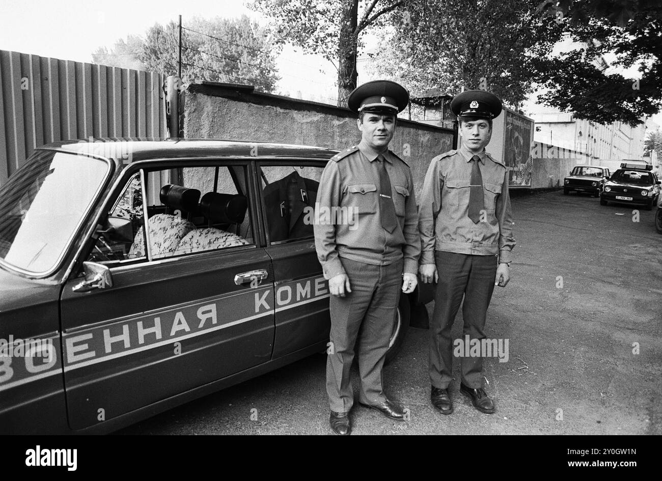 Abzug der Sowjetarmee aus der DDR 25.05.1992, Chemnitz, Militaer, Russenabzug, Abzug der letzten russischen Soldaten aus Chemnitz, Kaserne Leninstrasse. In Chemnitz waren über 5000 Soldaten mit Technik in der Kaserne an der Leninstaße stationiert, Die Kaserne der Sowjetarmee wurde geräumt, Schützenpanzer und Selbstfahrhaubitzen fahren zum Bahnhof BRD ** ritiro dell'esercito sovietico dalla RDT 25 05 1992, Chemnitz, militare, ritiro russo, ritiro degli ultimi soldati russi da Chemnitz, Leninstrasse caserme nel 5000 erano stazionati Foto Stock