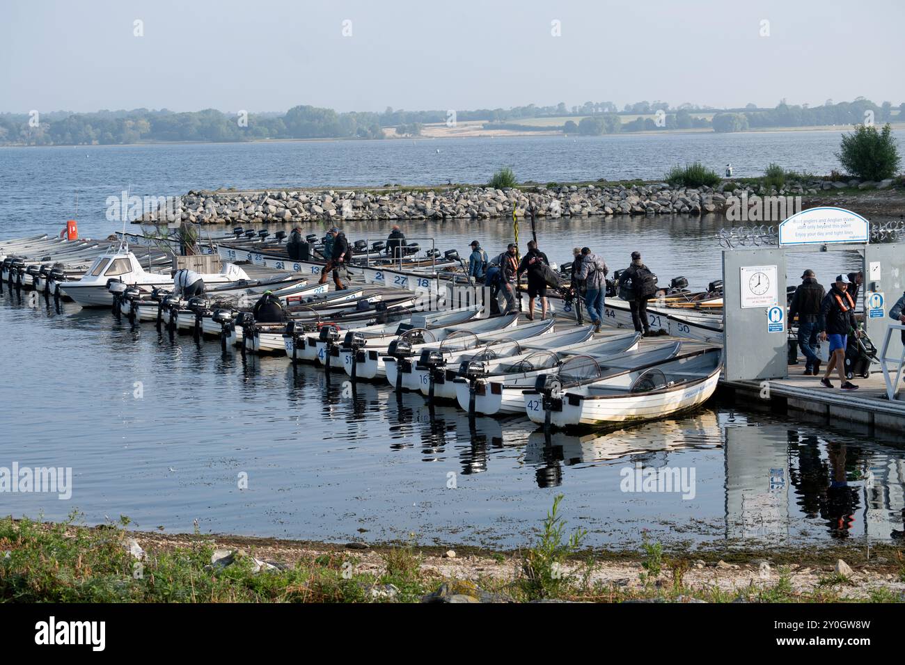 I pescatori si preparano a partire per le barche, Rutland Water, Rutland, Inghilterra, Regno Unito Foto Stock