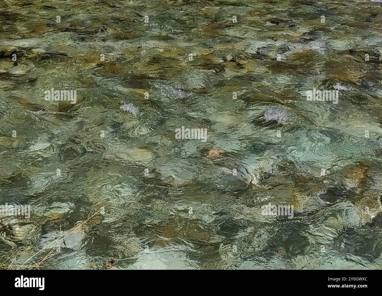 Sii come l'acqua: Flusso del fiume, pattern e texture per cancellare i tuoi pensieri Foto Stock