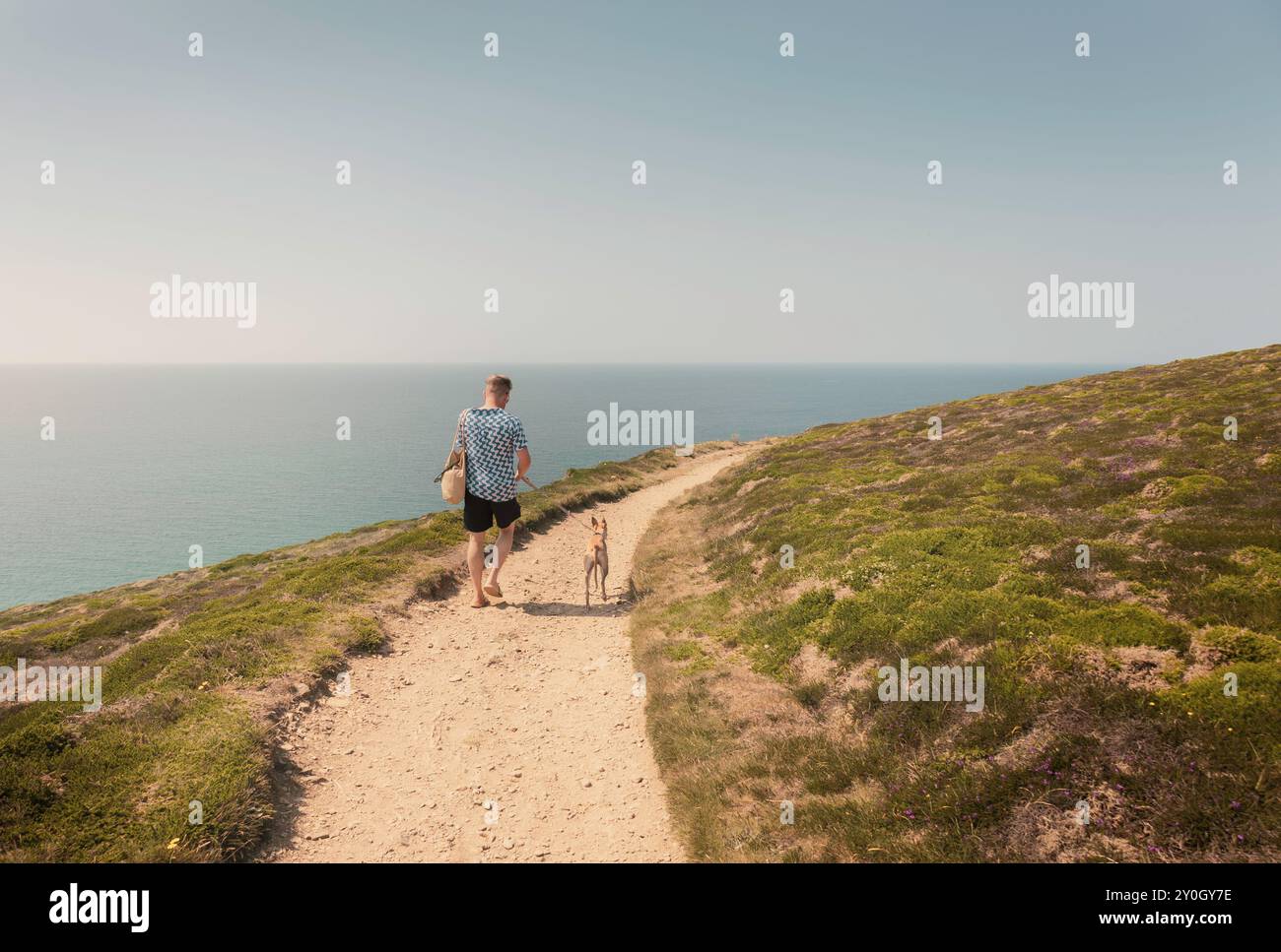 Uomo che cammina verso il mare immagini e fotografie stock ad alta  risoluzione - Alamy