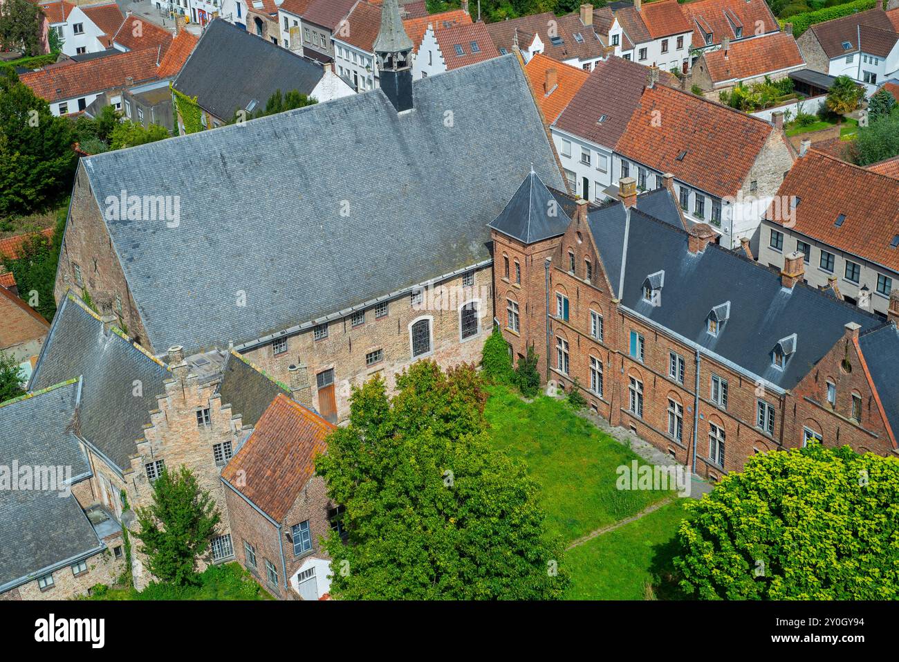Vista aerea della città di Damme e dell'ospedale San Giovanni / Sint-Janshospitaal dalla torre della chiesa di nostra Signora dell'assunzione, Fiandre occidentali, Belgio Foto Stock