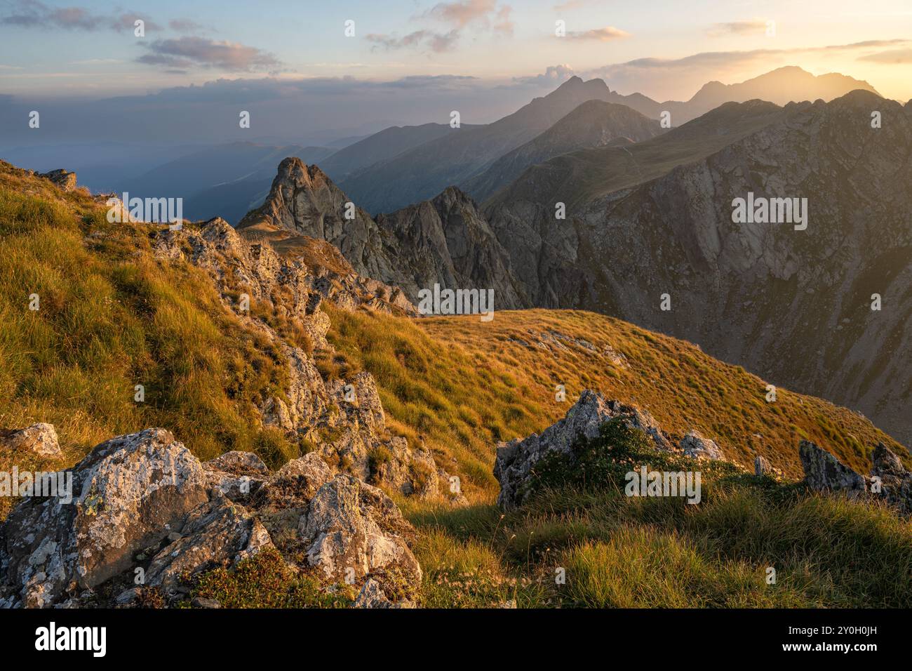 Ora d'oro sulle montagne rumene. Foto Stock