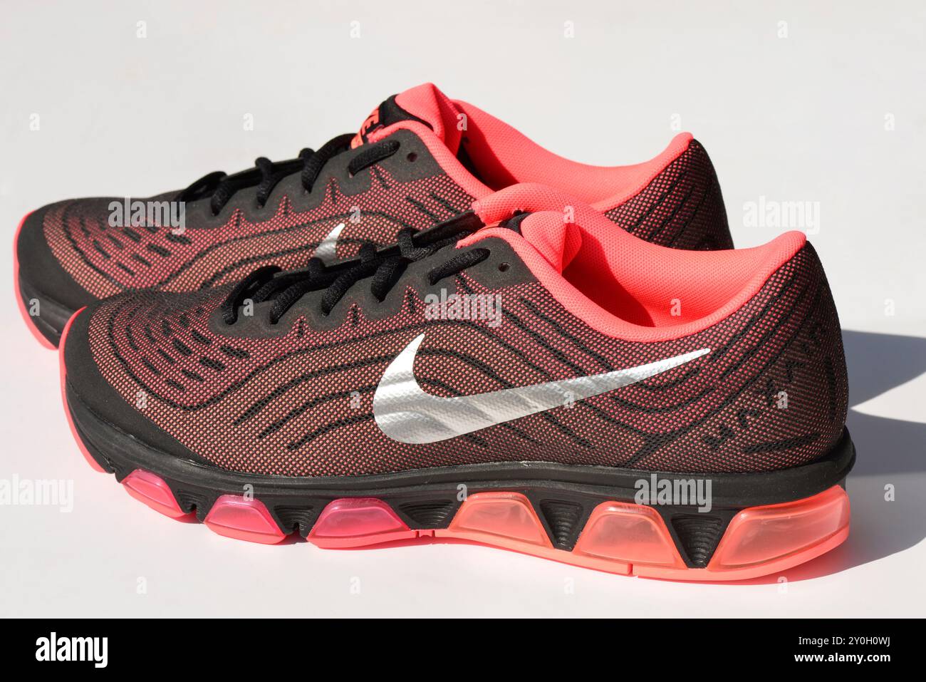 Scarpe sportive Nike Air Max Tailwind 6 da uomo dal design multicolore isolate sul bianco Foto Stock