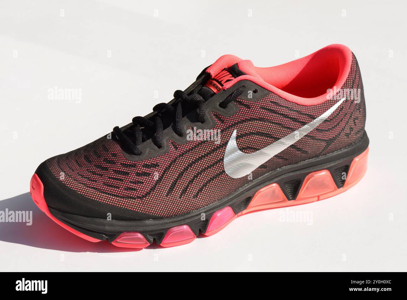 Scarpa sportiva da uomo Nike Air Max Tailwind 6 single trainer dal design multicolore isolata sul bianco Foto Stock