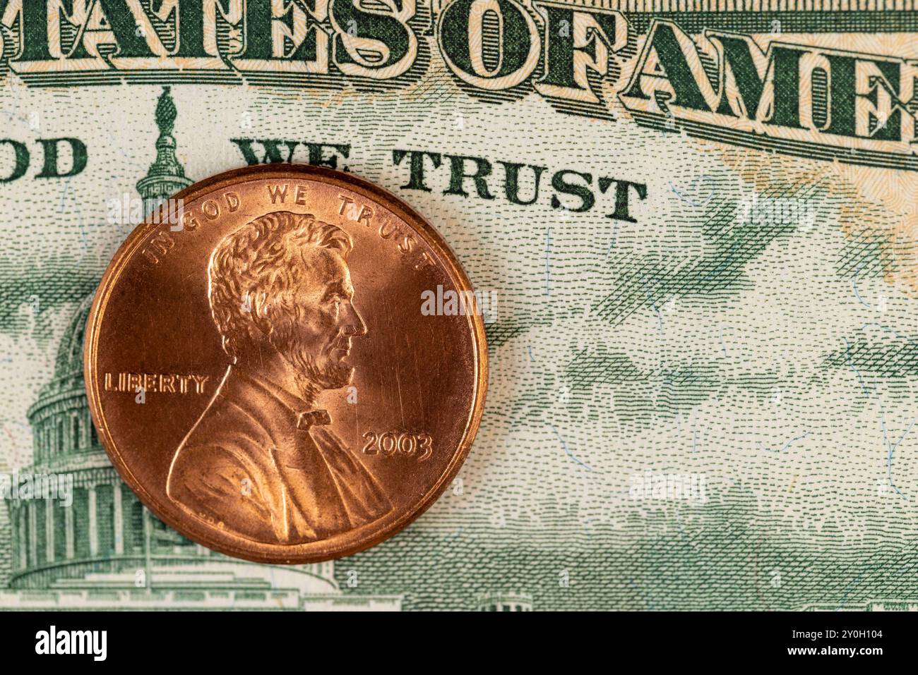 Monete di rame americane con un valore nominale di un centesimo , un primo piano di vecchie monete di 1 centesimi Foto Stock